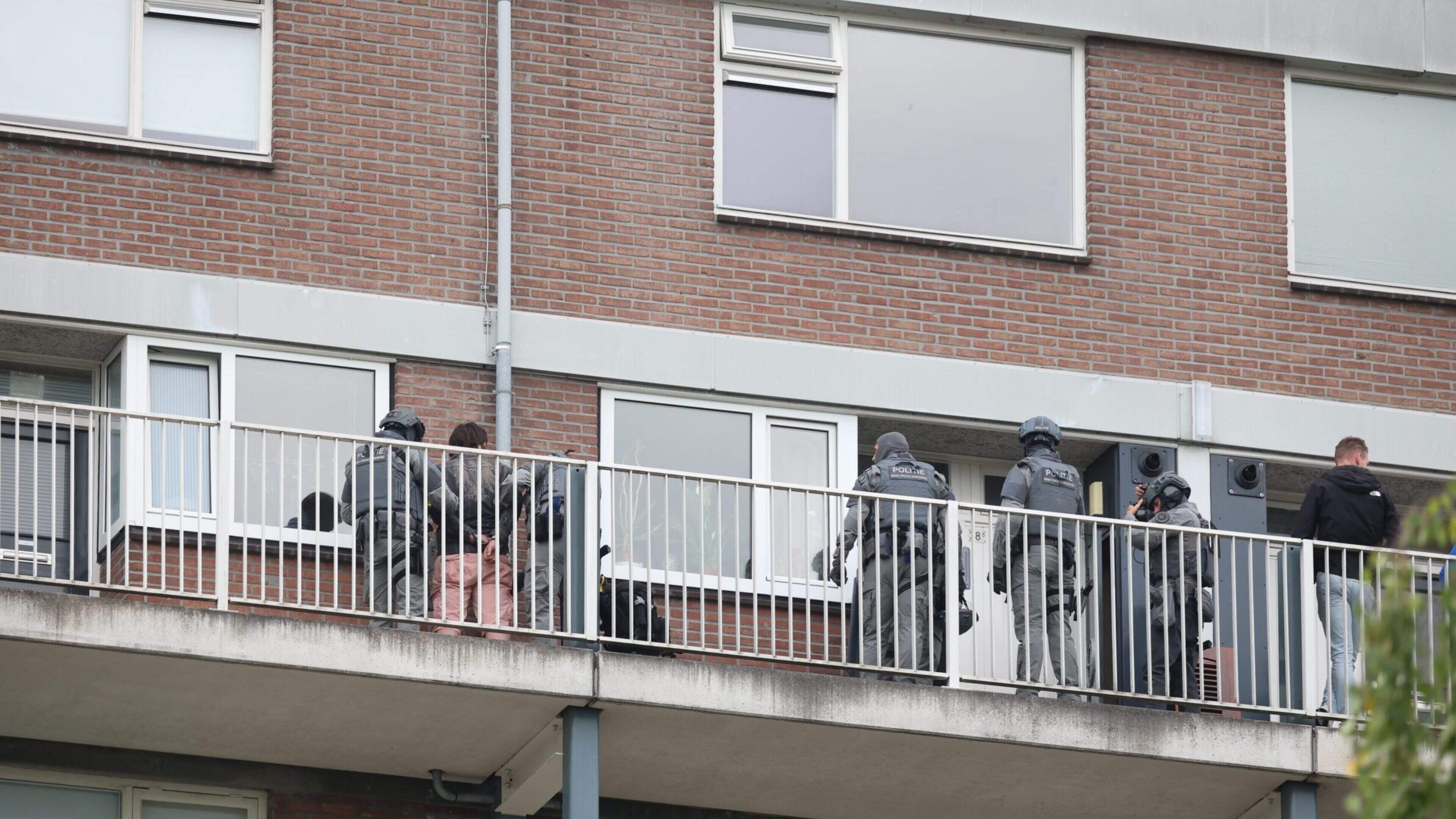 Politie houdt man aan in Antillenflat in Leeuwarden & automobilist gewond bij botsing tegen boom bij