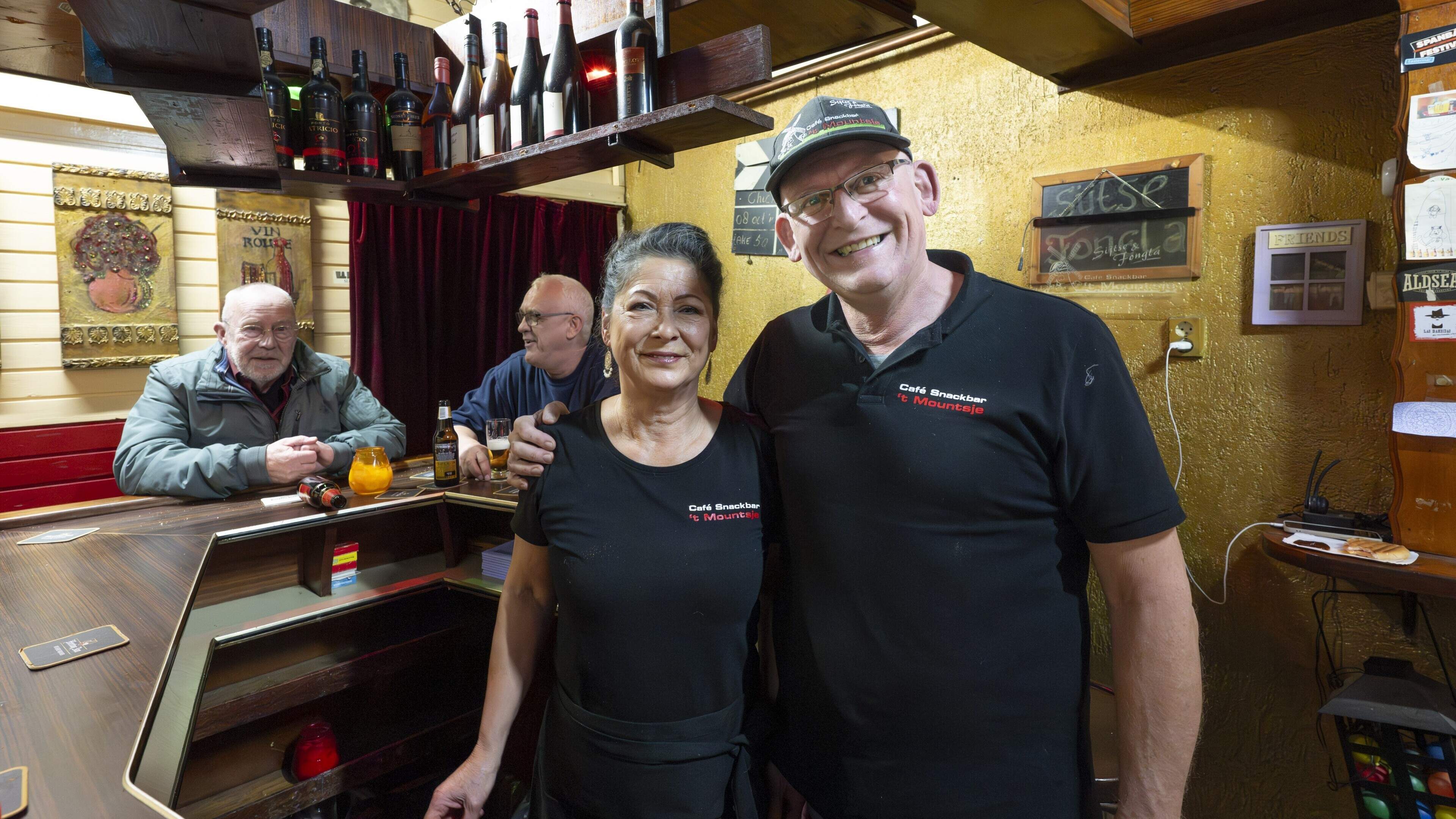 Bij ’t Mountsje in Sumar moet je voor bier bij Sijtse (61) zijn en voor patat bij Fongla (61)