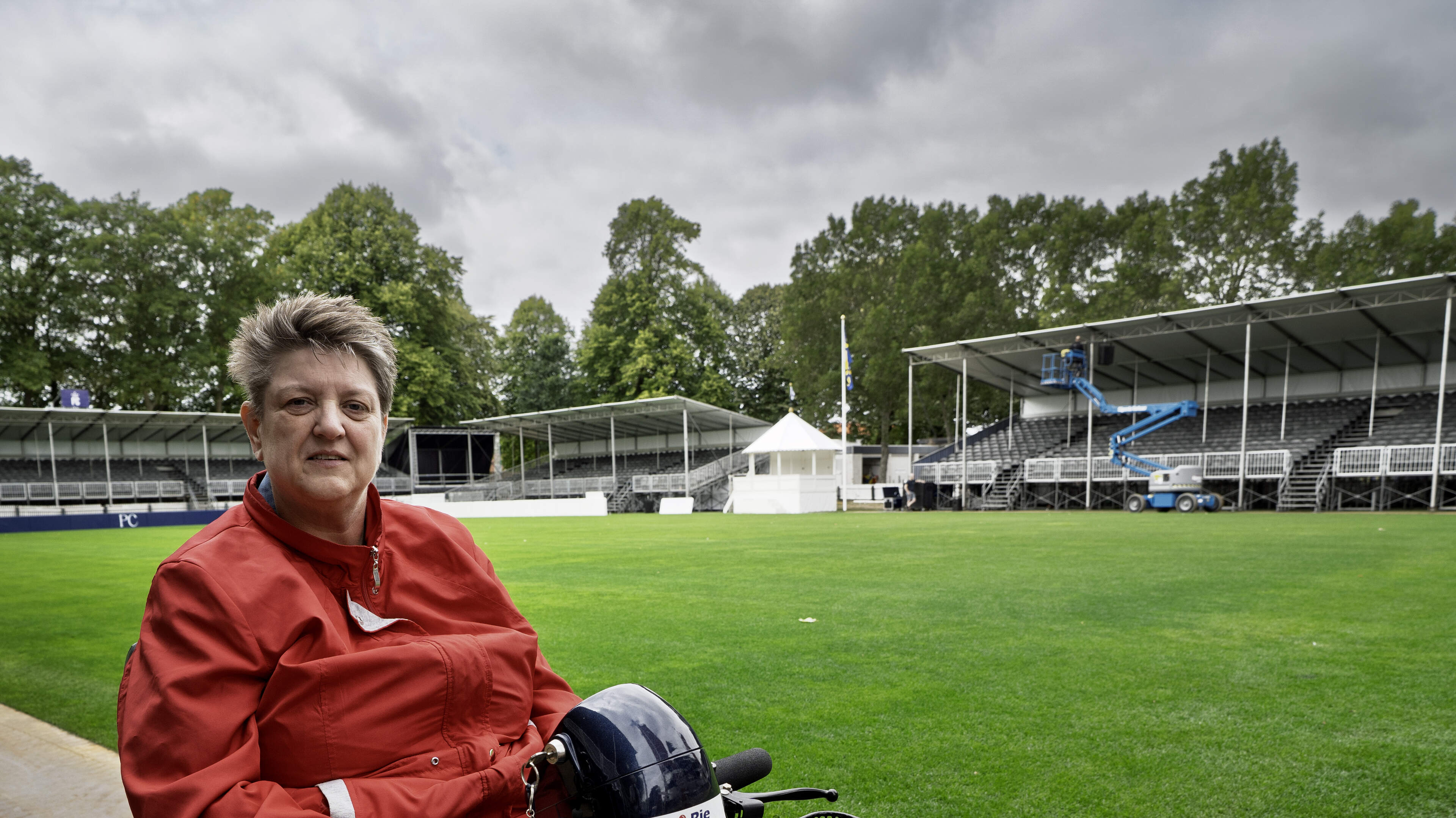 Kaatsfan Antina (56) uit Ried slikt pillen zodat ze op de PC niet naar de wc hoeft. ’Oars giet it mi