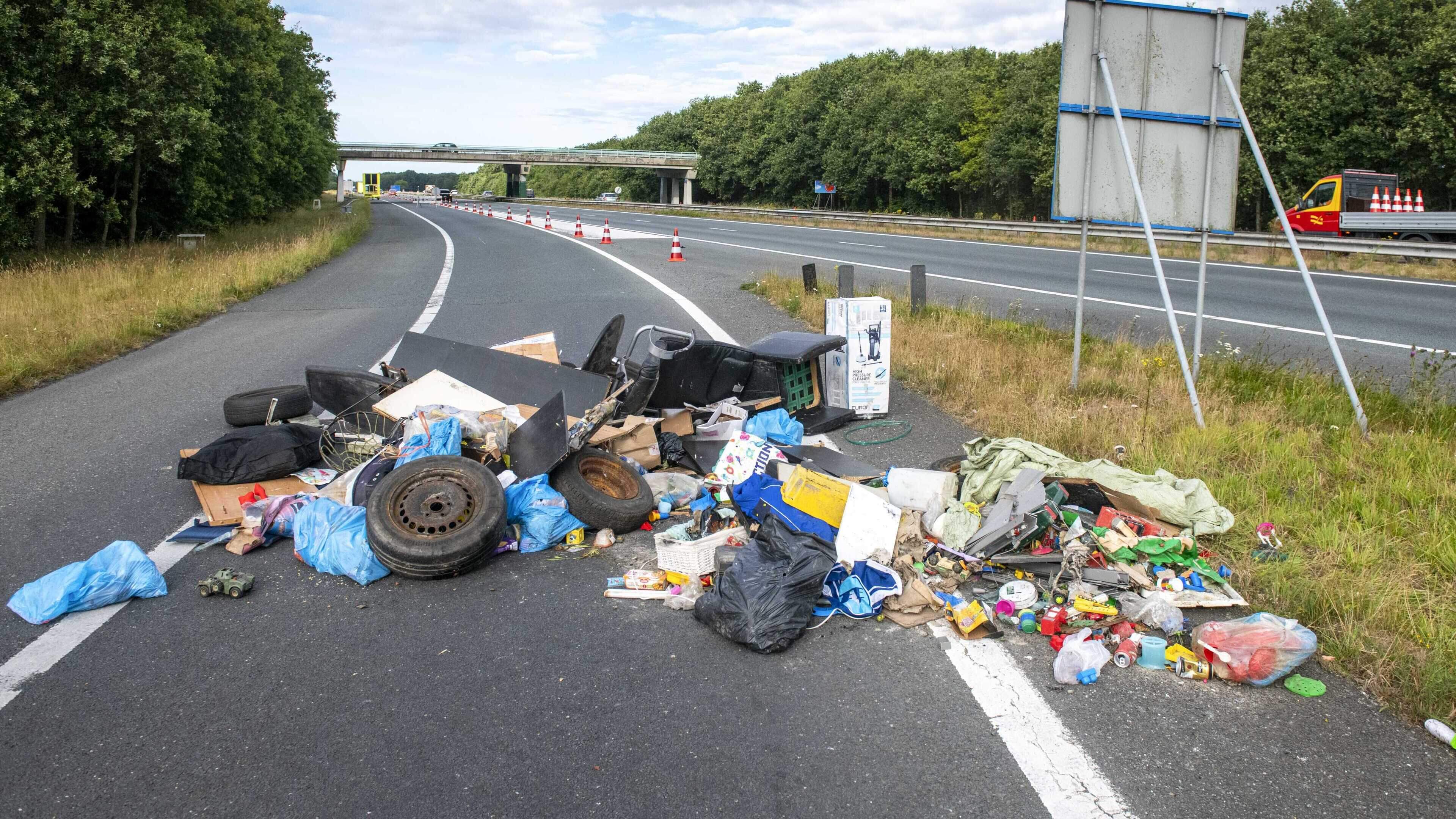 Afvaldumpingen op de A7: hoe konden de boerenprotesten zo uit de hand lopen? 'Hou hem tegen! Steek z