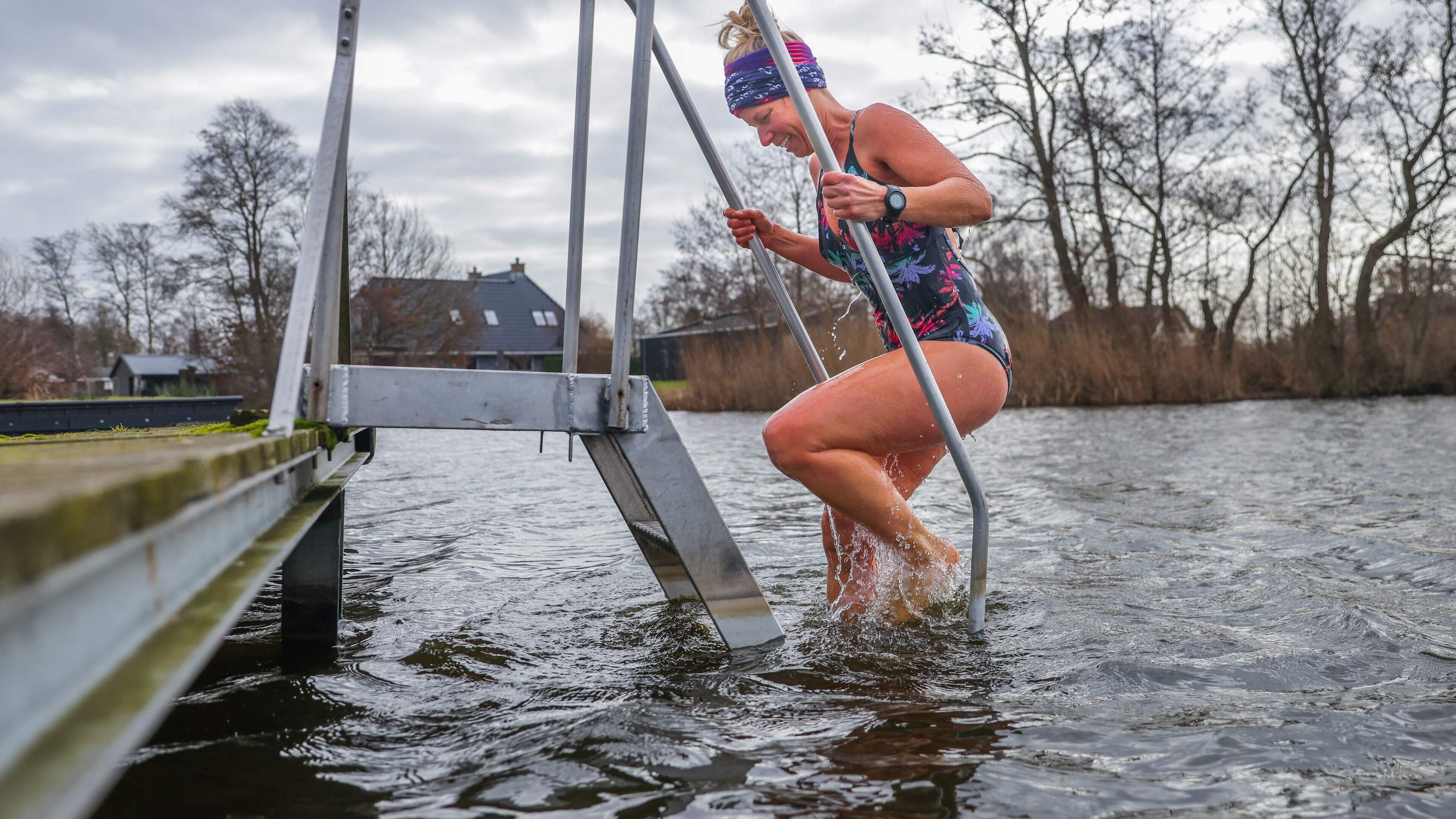Jildou (45) uit Oudehaske zwemt elke week in It Nannewiid, ook als er ijs ligt