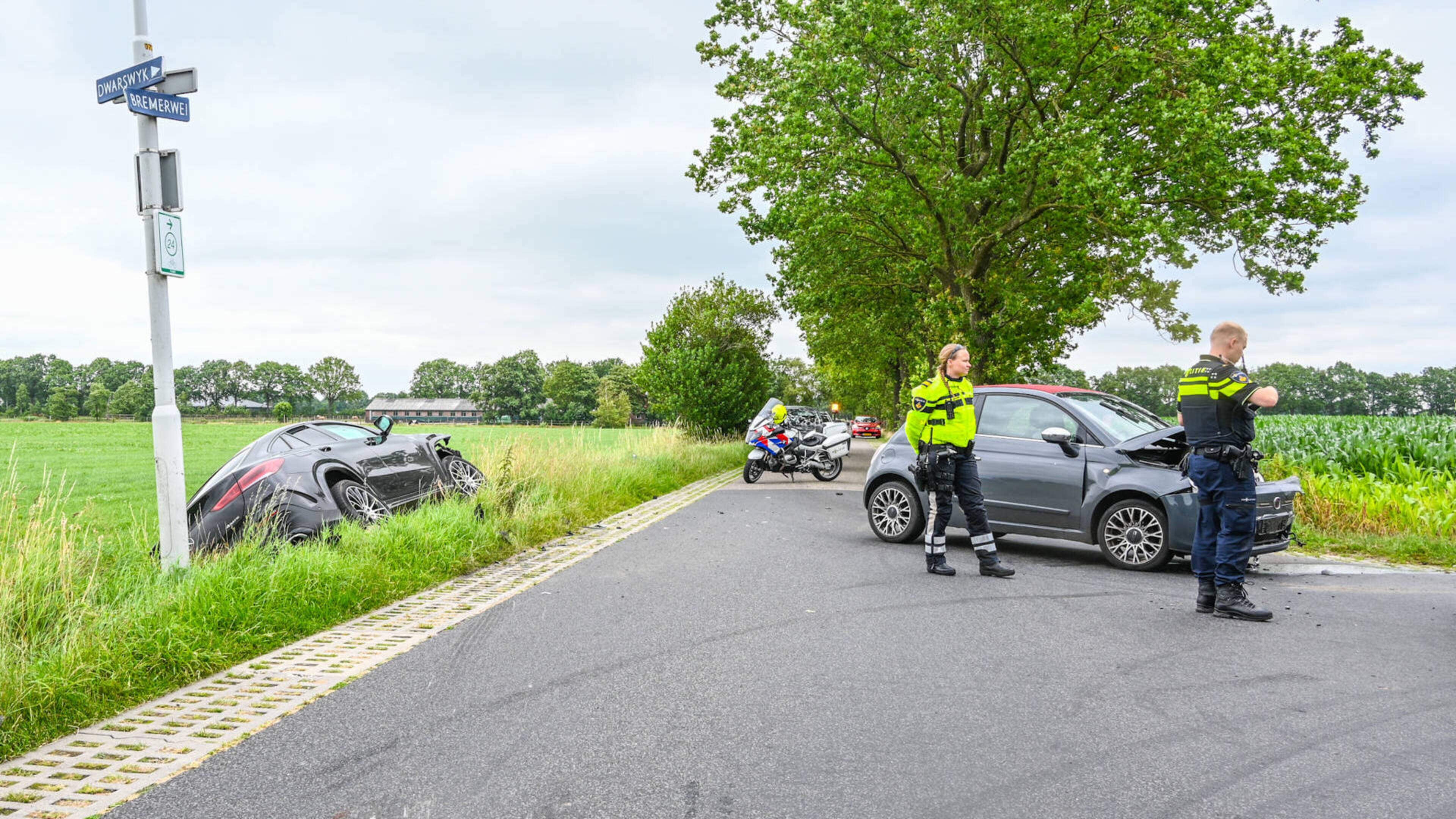 Politie sluit misdrijf uit bij brand in Sneek & auto belandt in sloot na aanrijding op kruising in S