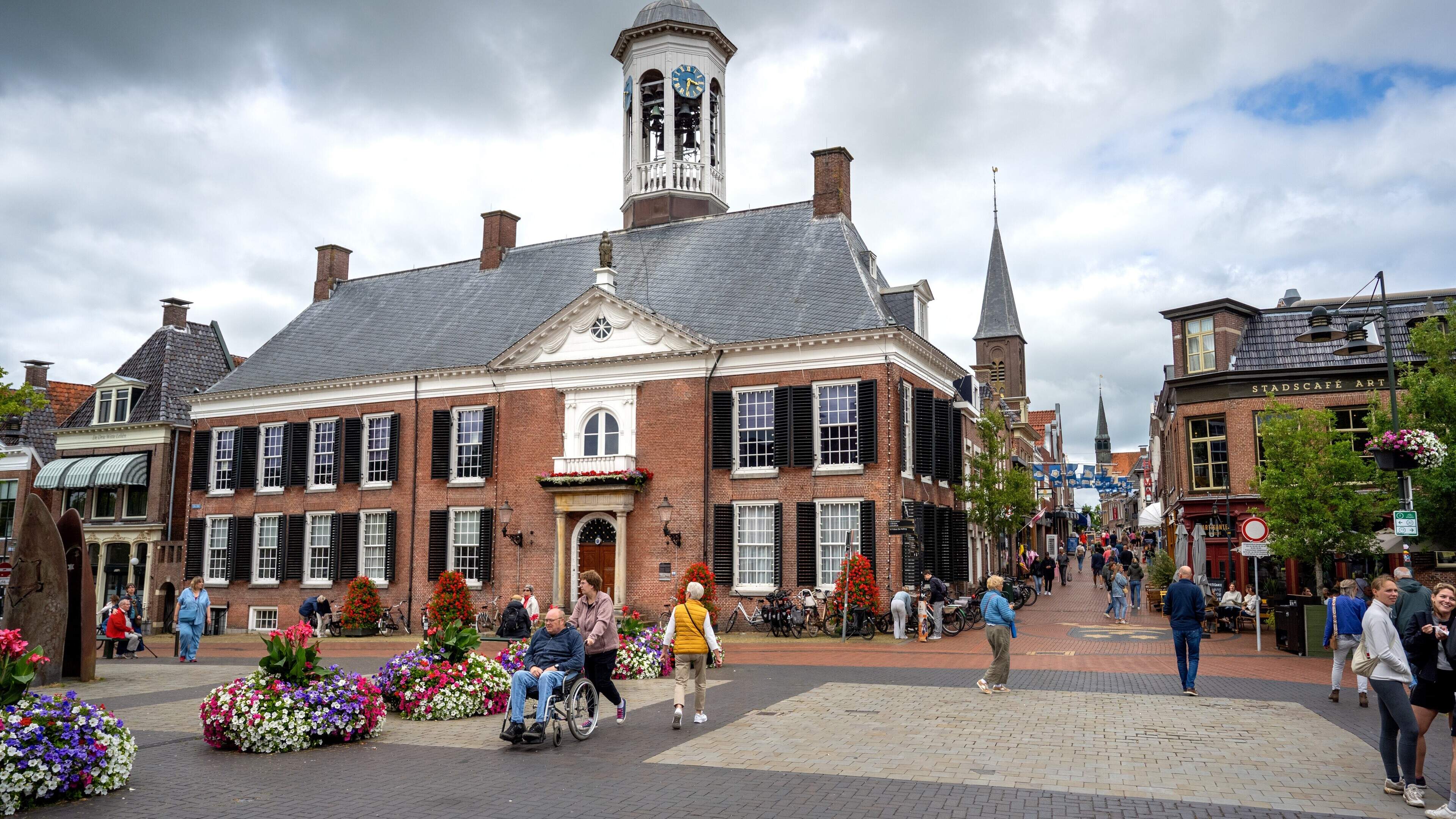 Twee geluiden in Dokkum: woensdag een welkomstactie voor vluchtelingen, donderdag een demonstratie