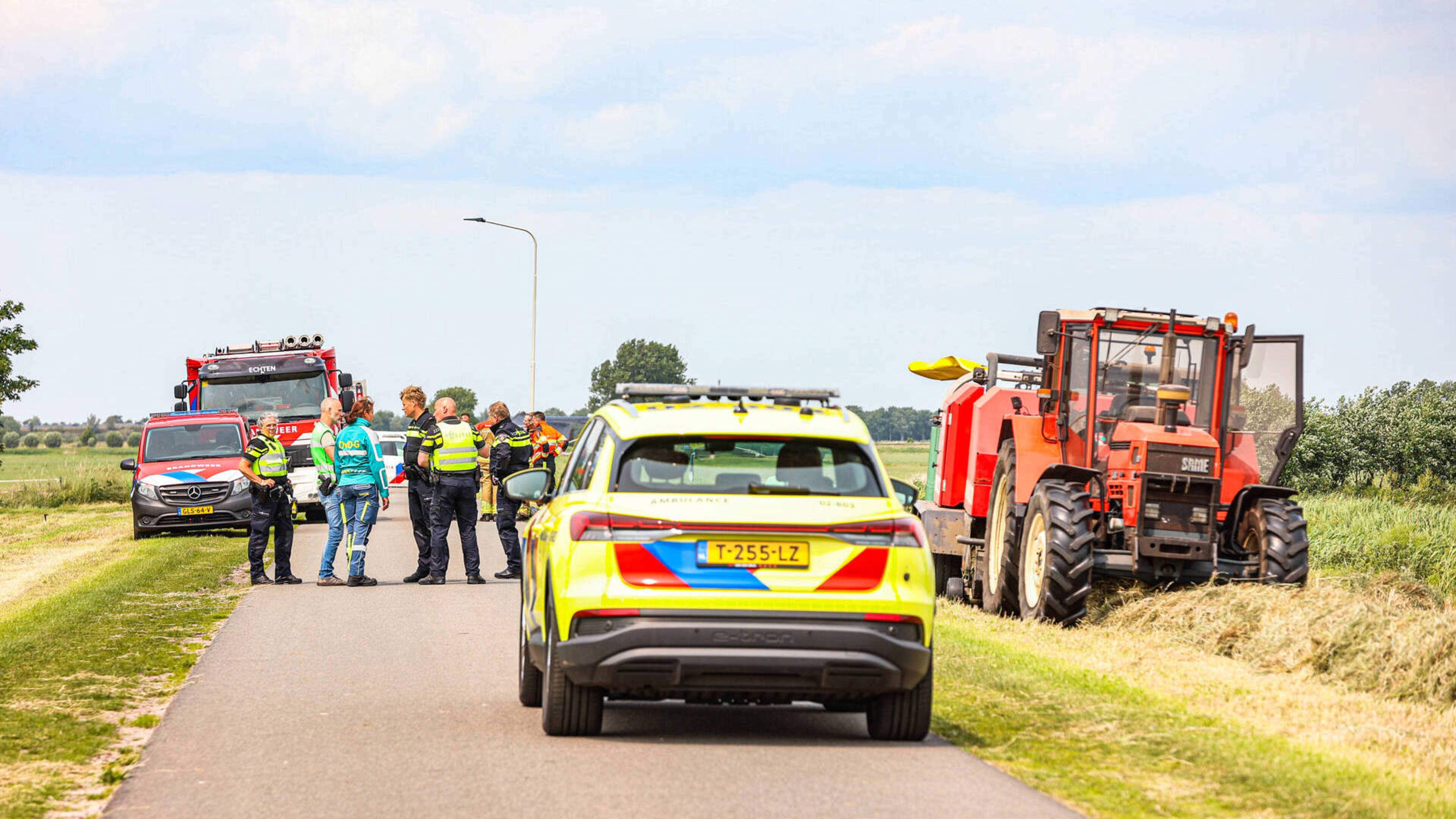 Persoon overleden bij beknelling in balenpers bij Oosterzee