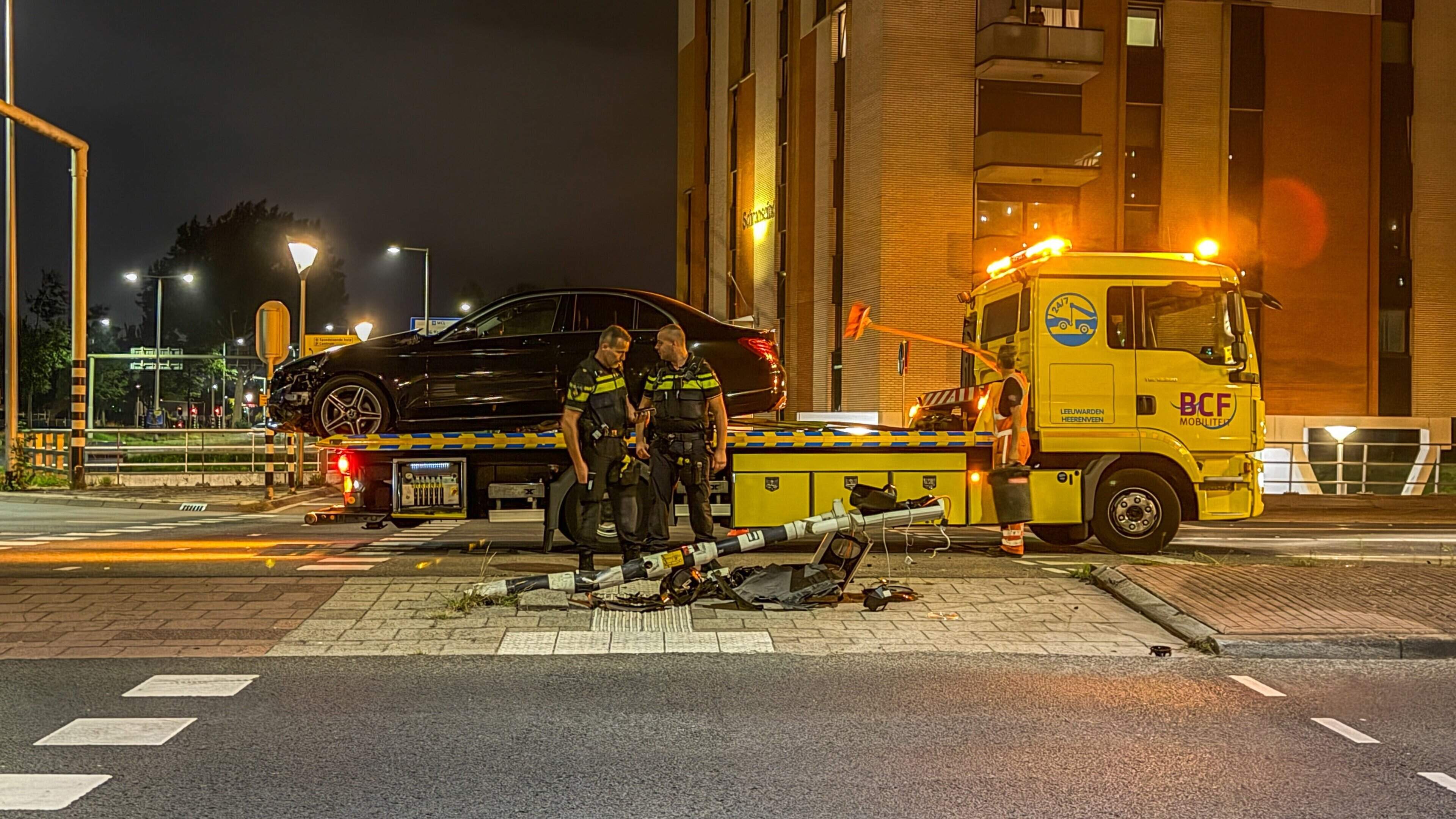 Vechtpartij na botsing tegen verkeerslicht in Leeuwarden & vrouw raakt bekneld in hekwerk in Ureterp