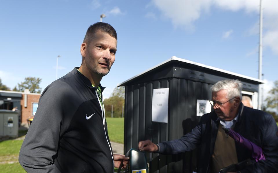 Scheidsrechter Peter uit Rottevalle op finaledag van zijn alzheimeractie: ‘Zo verbindend kan voetbal