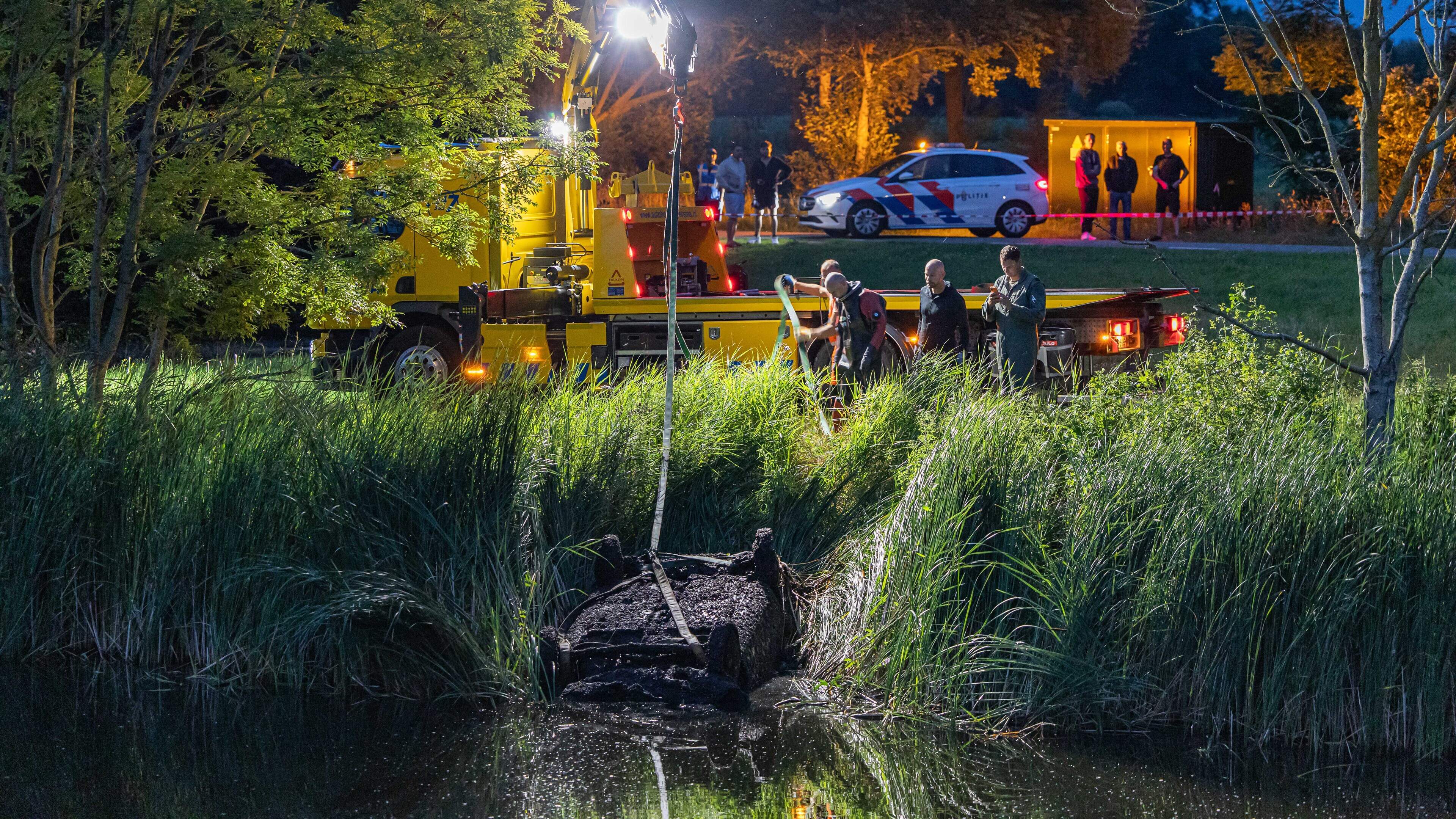 Mysterieus wrak: auto na jaren boven water in De Westereen. ’Ik tocht: ik ha dochs gjin rare dingen 