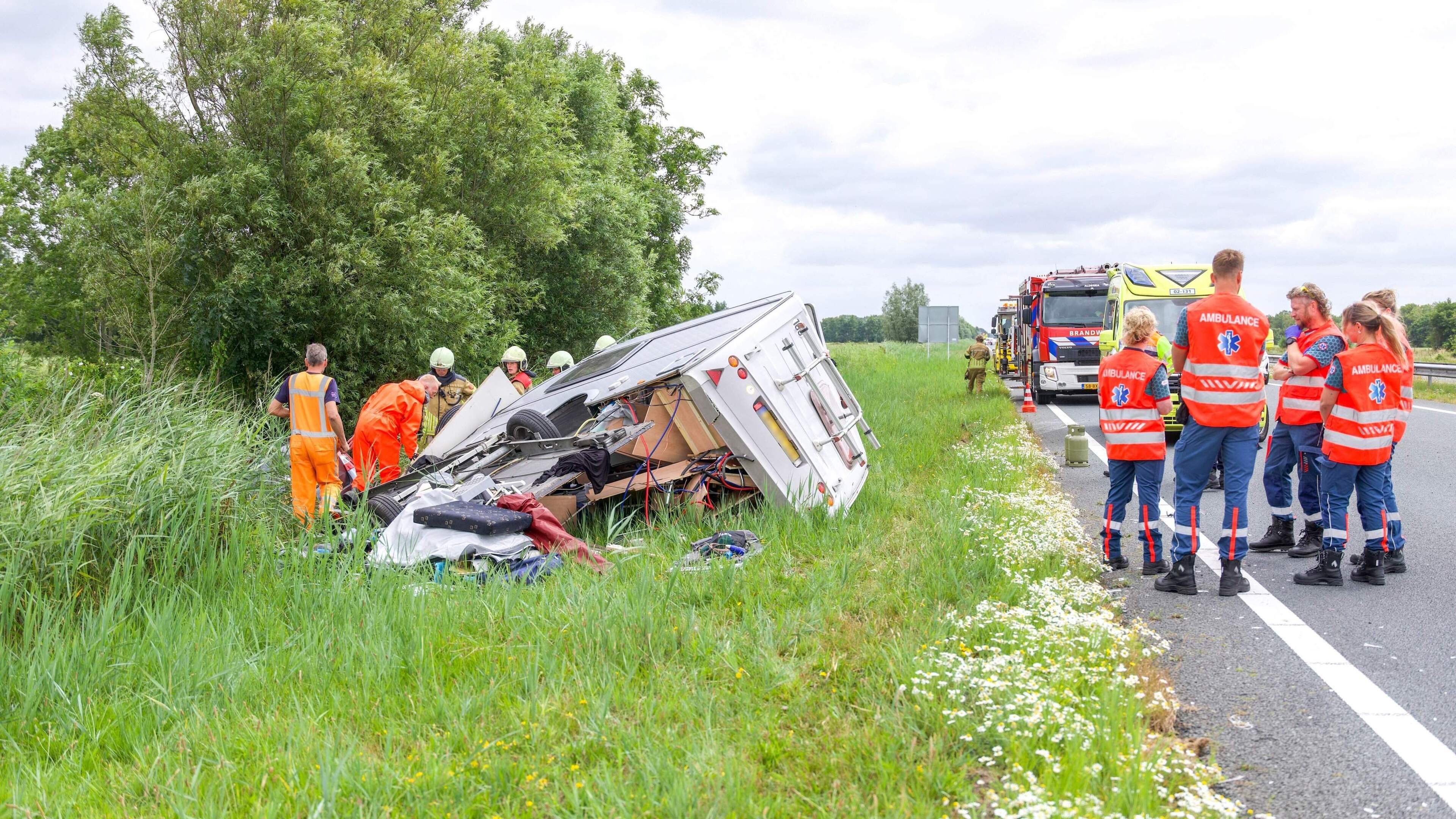 Auto met caravan geschaard op N31 bij Garyp & gewonde bij botsing tegen boom in Heerenveen