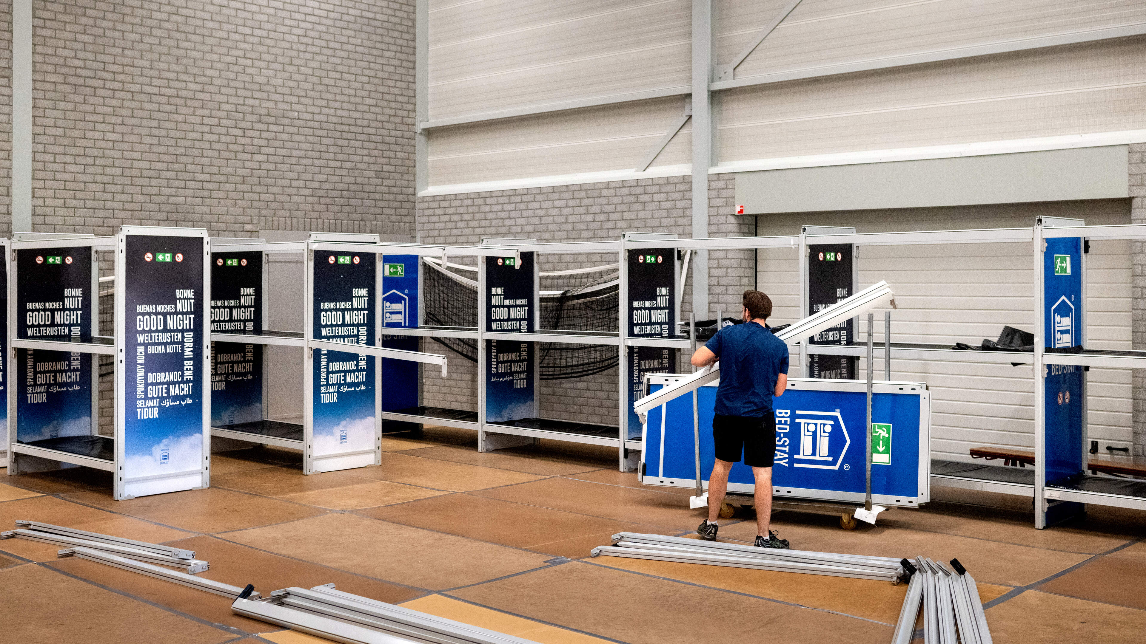 Ophef, maar nog geen gasten in Surventohal Surhuisterveen. ’Ze komen hier letterlijk alleen om te sl