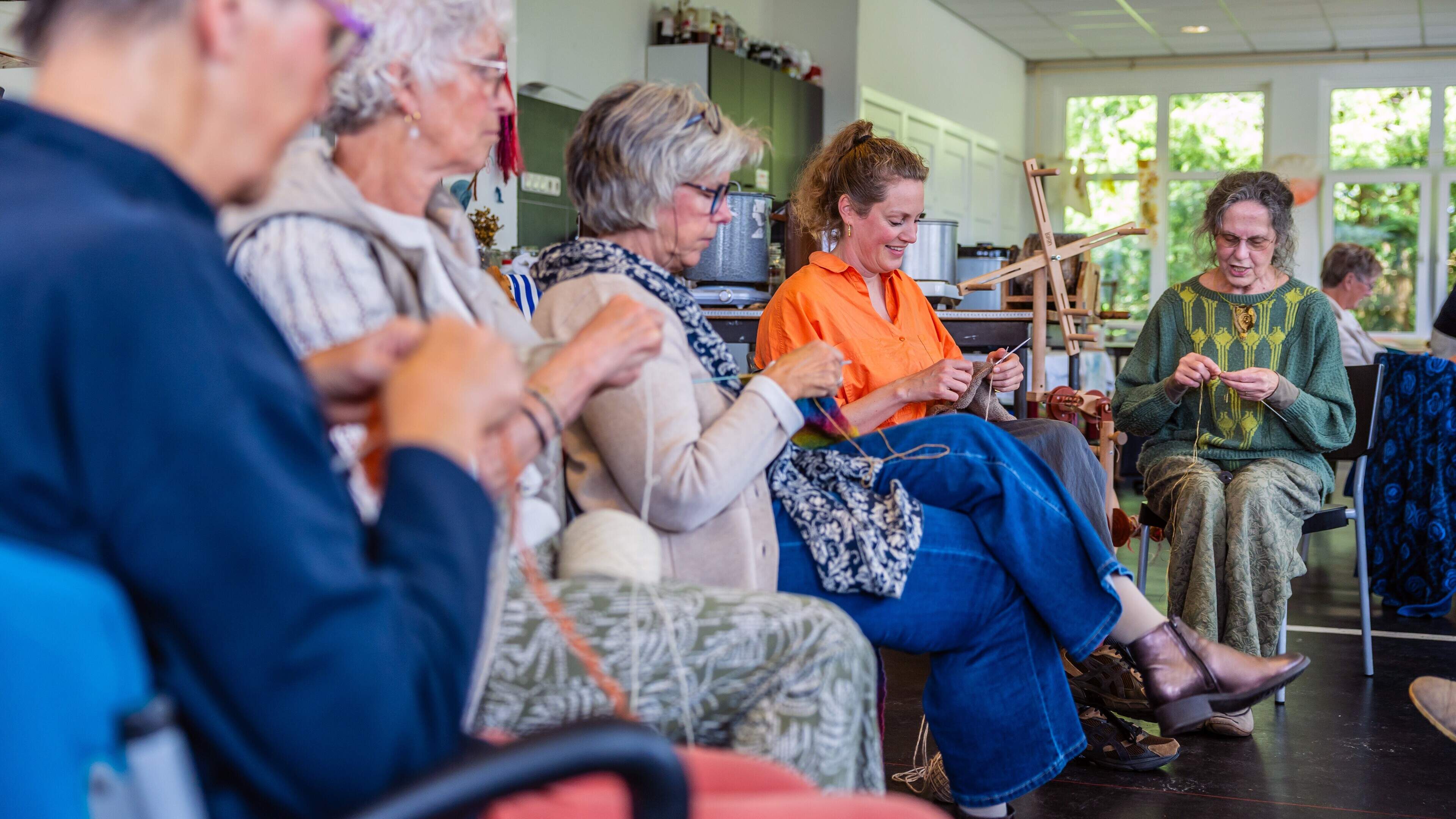 Floor (41) uit Elsloo organiseert ’World Knit in Public Day’ in Oldeberkoop: ’Breien heeft iets medi
