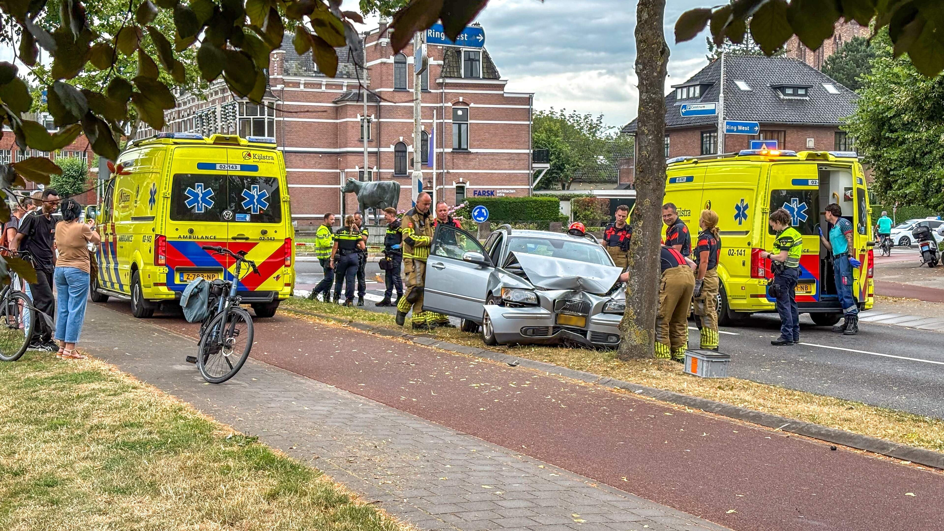 Auto botst tegen boom in Leeuwarden, twee gewonden