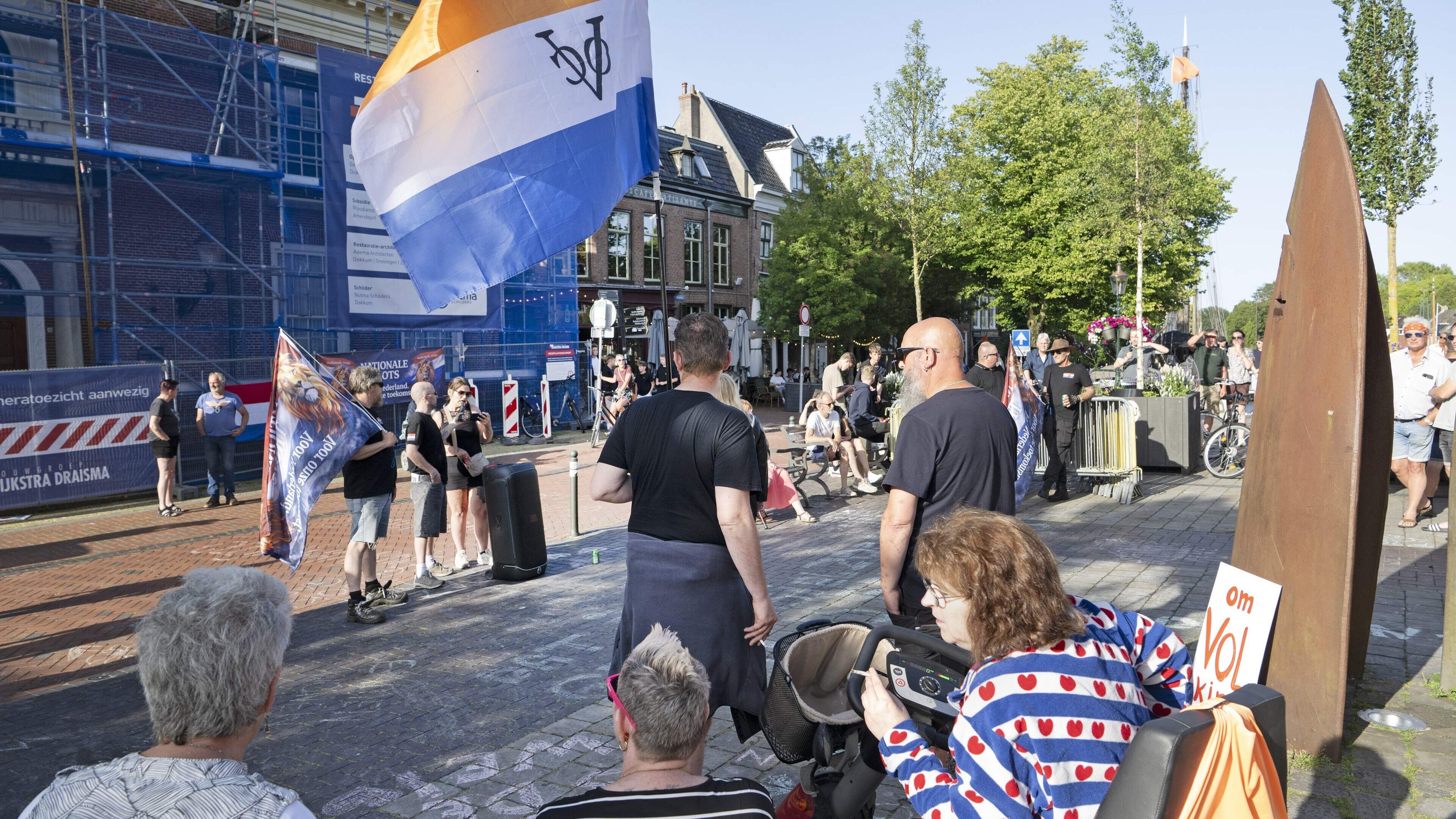 Het anti-azc-protest in Dokkum leek nog het meest op de gele hesjes in hun nadagen | LC commentaar