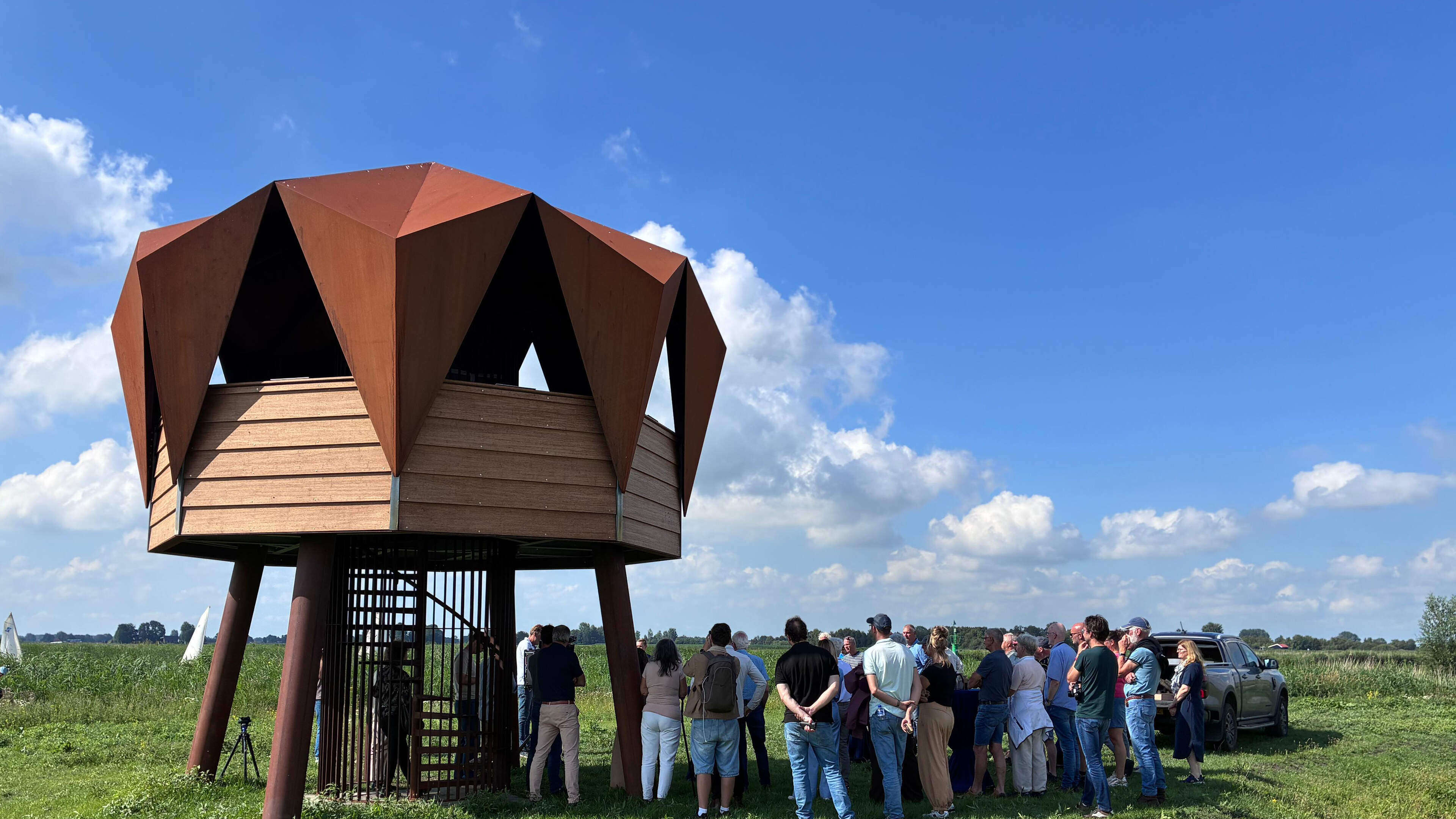 Wethouder Tjebbe van der Meer opent uitkijktoren De Wynwachter bij Oudega als nieuw icoon in landsch