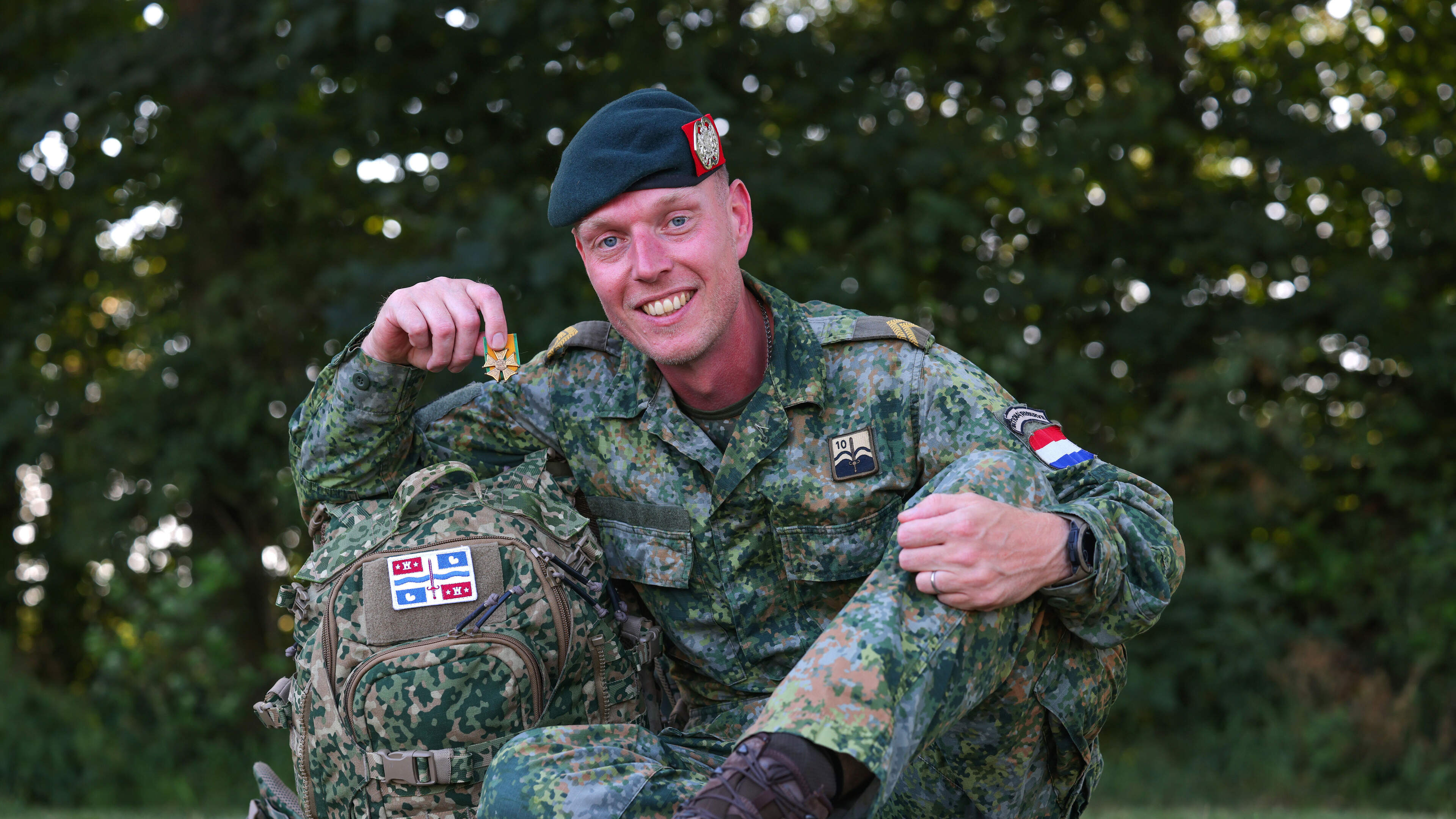 Militair Derk (36) uit Heerenveen loopt Vierdaagse met medaille van overleden vader op zak: ’Zo hebb