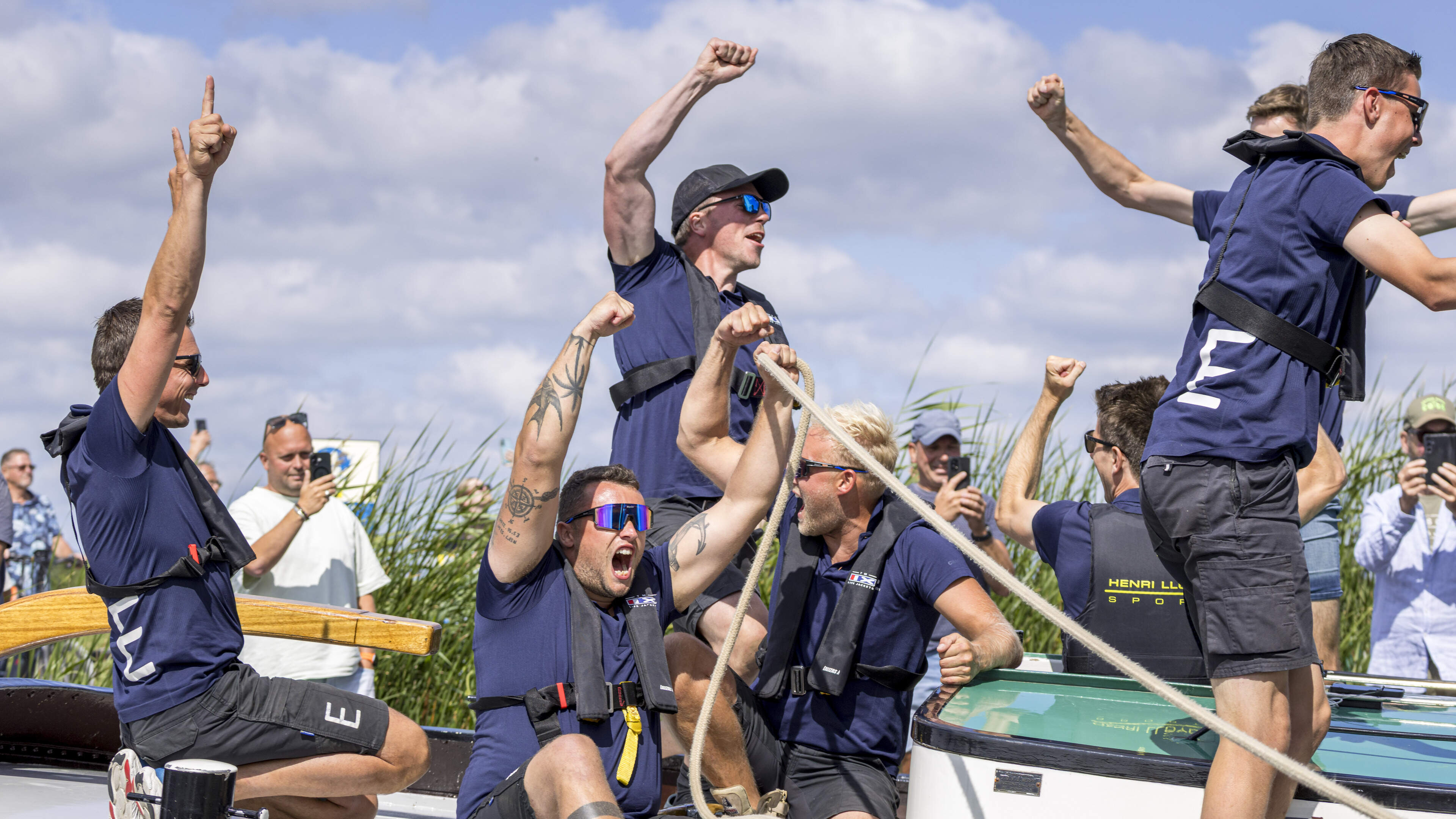 Earnewâld wint in eigen dorp, maar knalt vlak na de finish op Leeuwarden. ’Bist even lilk’