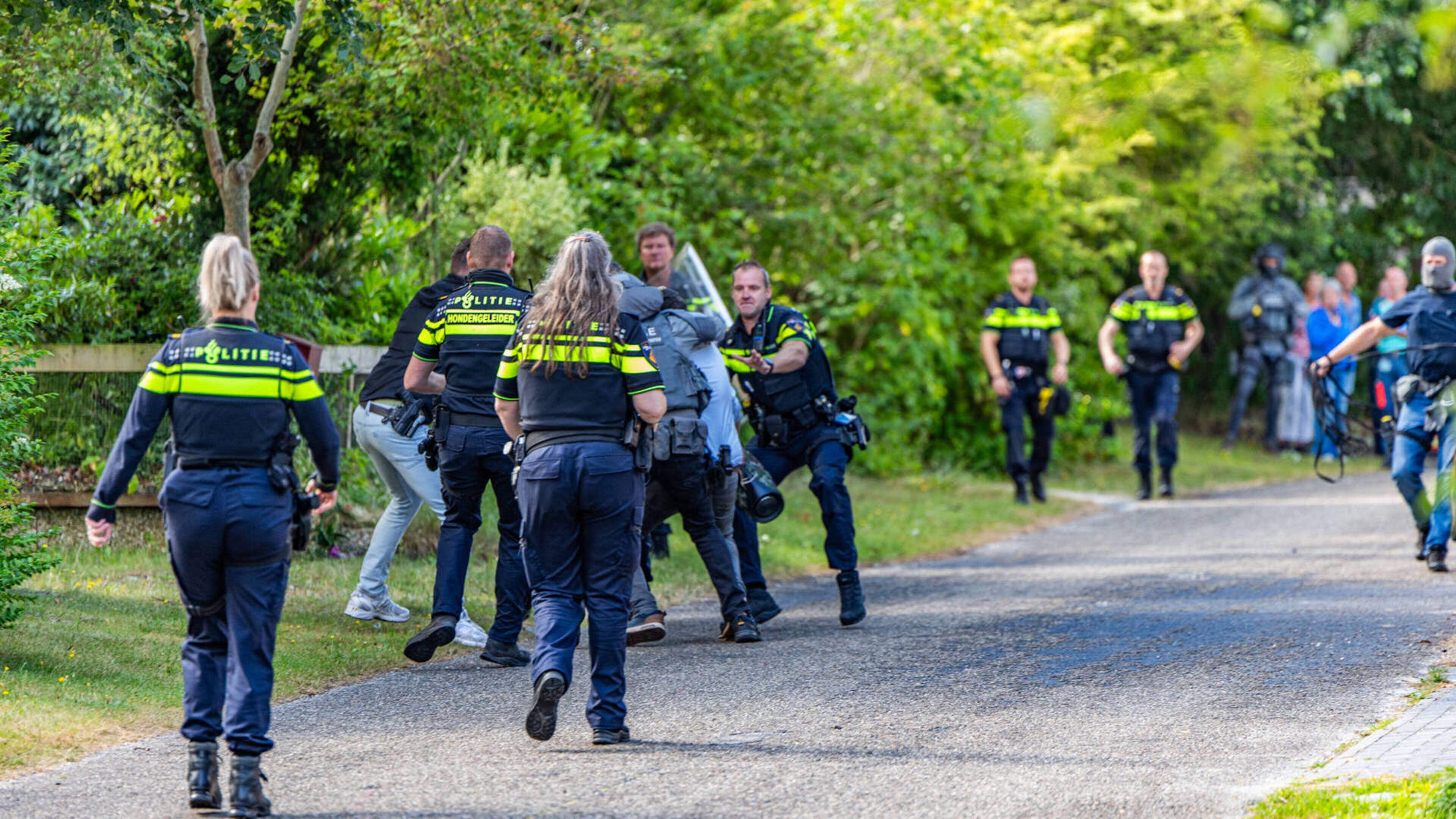 Automobilist gewond bij botsing tegen boom bij Elsloo & aanhouding op vakantiepark in Lauwersoog