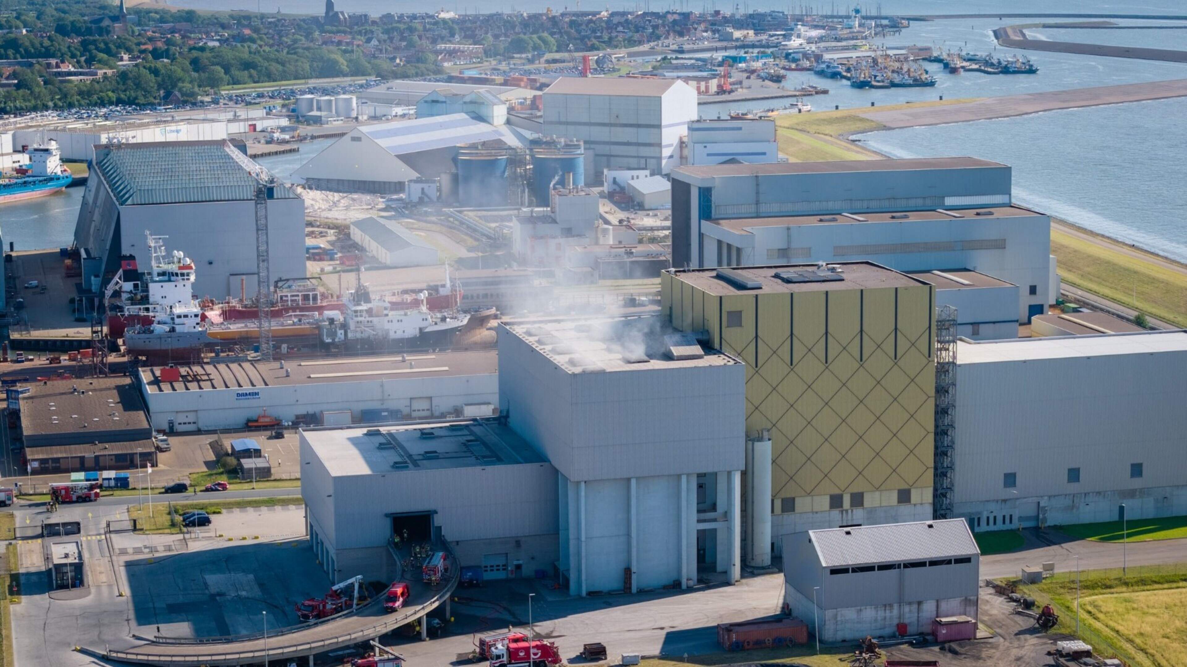 Ontploft vuurwerk veroorzaakt grote brand bij afvaloven REC in Harlingen