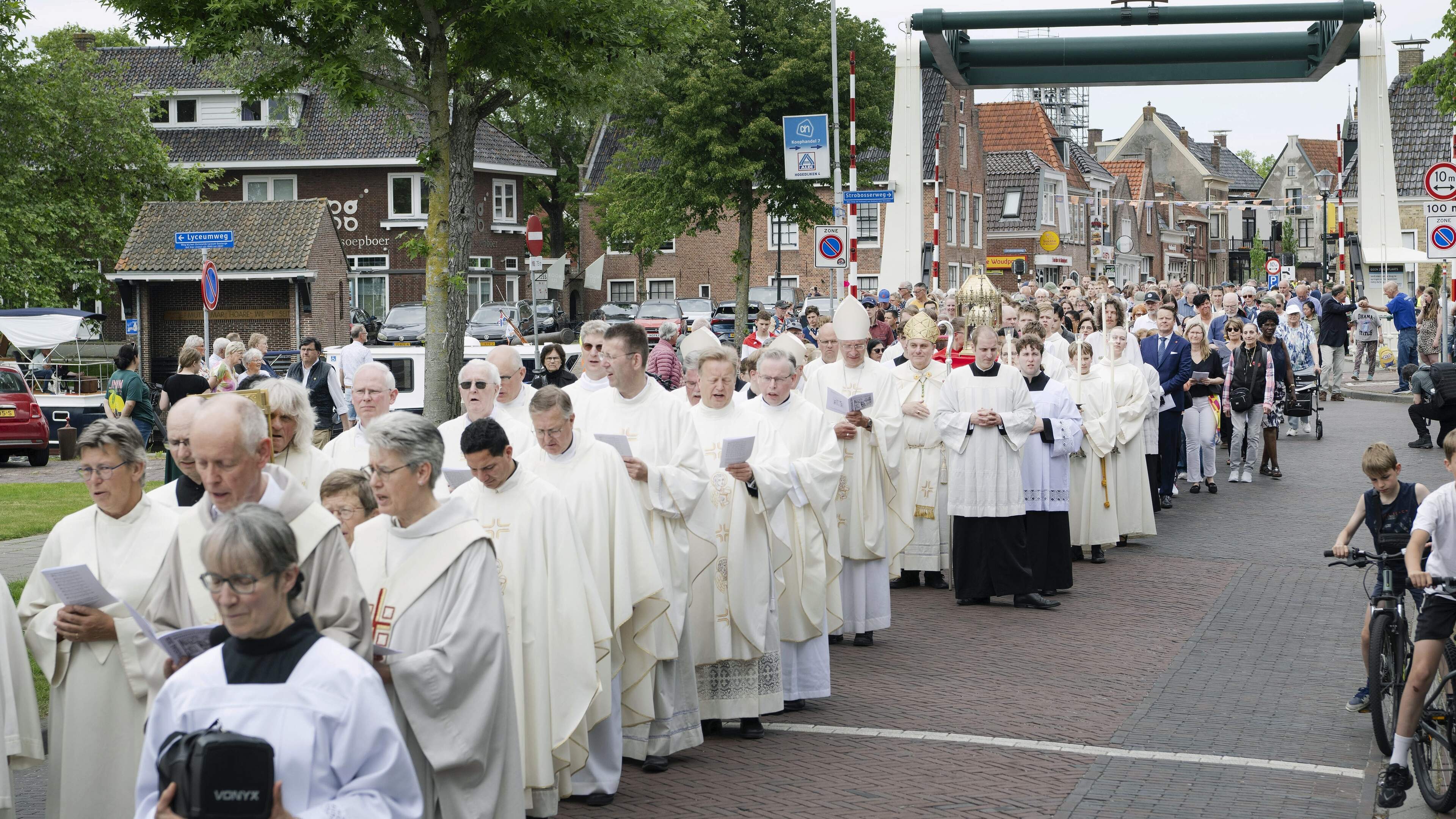 Zingen in de straat: Dokkum beleeft de honderdste bedevaart op Bonifatiusdag
