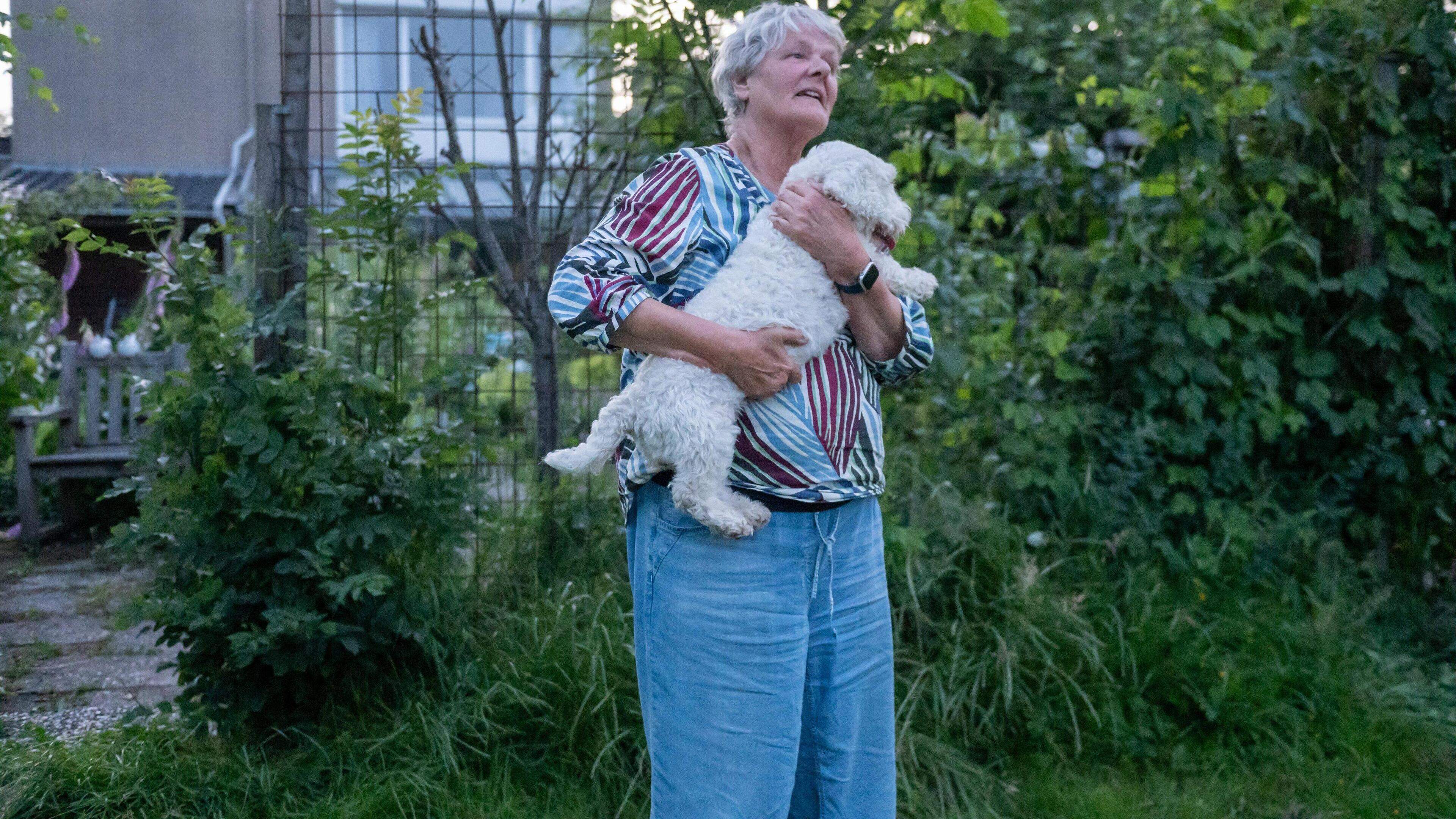 Nelleke (71) ligt drie kwartier naast Teuntje, die vastzit in hek in Sneek: ‘Mijn taak was haar kalm