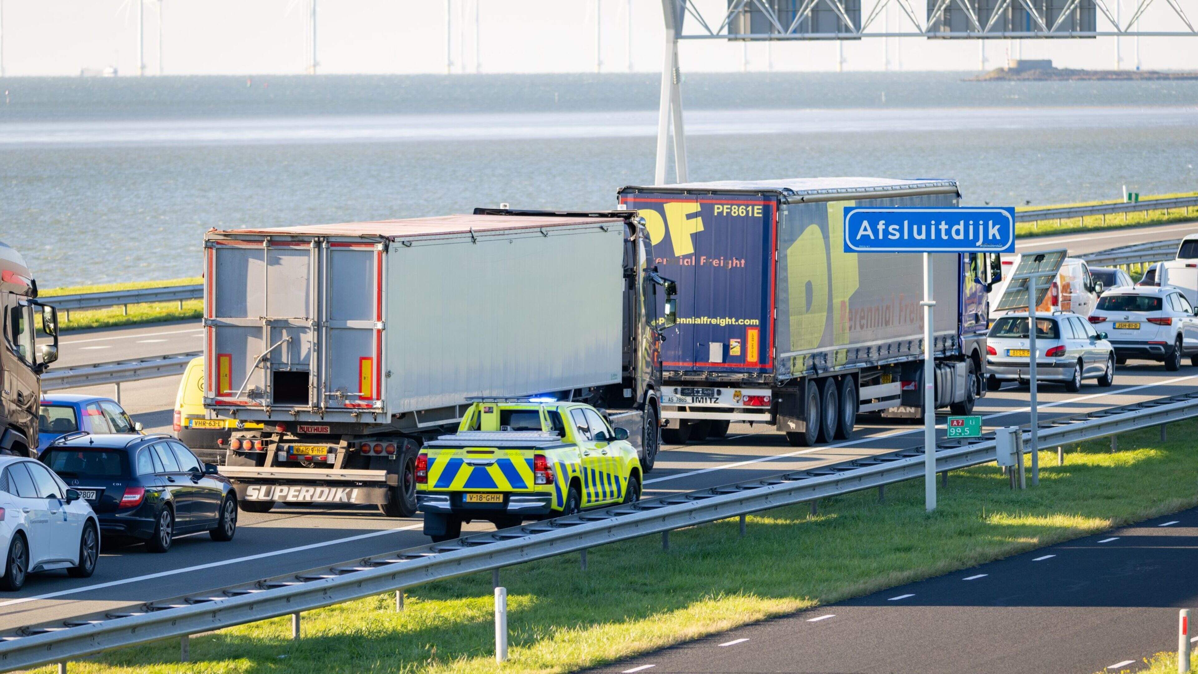 Afsluitdijk closed due to technical fault & Leeuwarden man (49) arrested after two firearms found in home