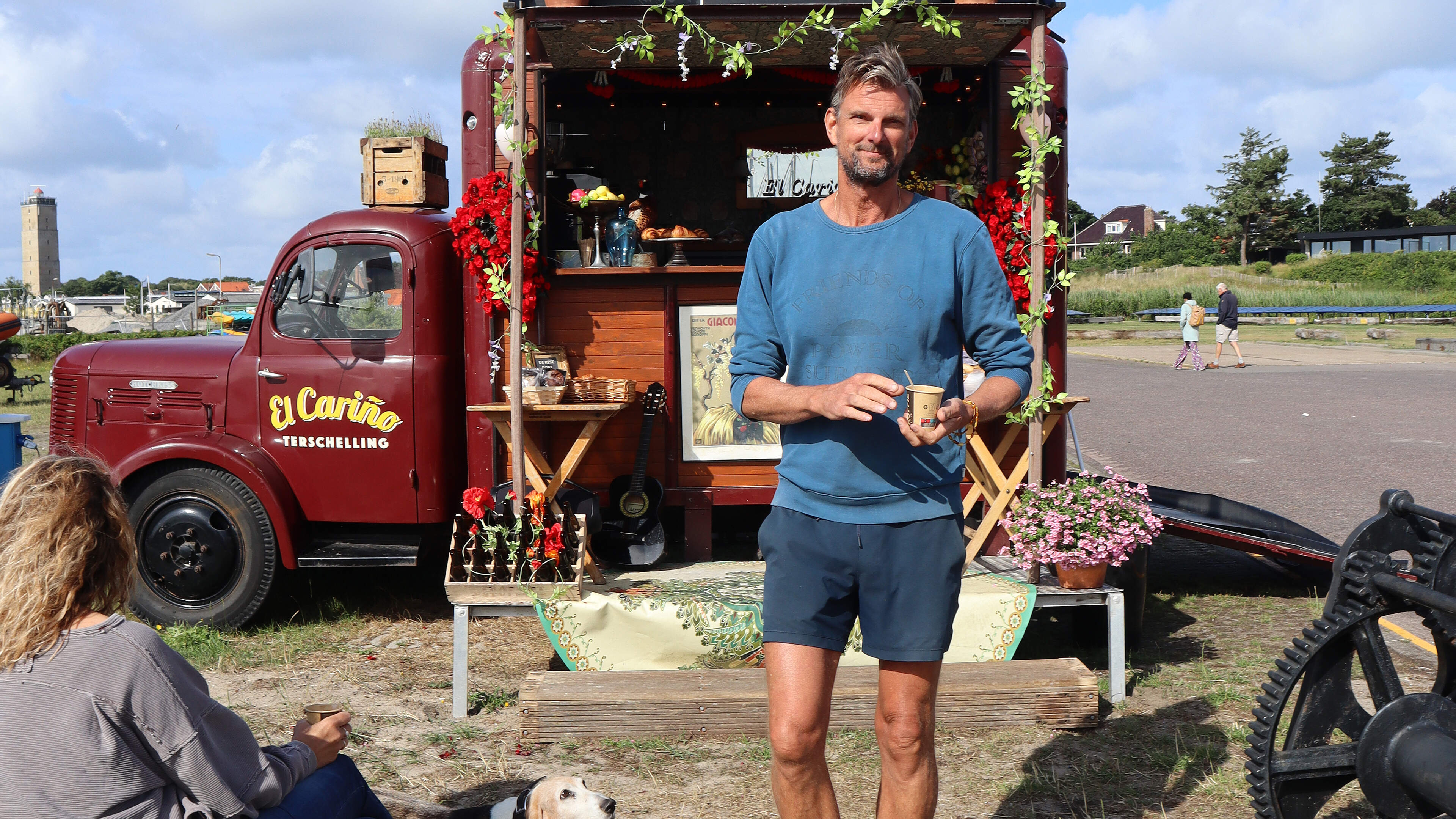 Koffie, broodjes en Spaanse vibes, de fleurige foodtruck van Kris op Terschelling is niet te missen: