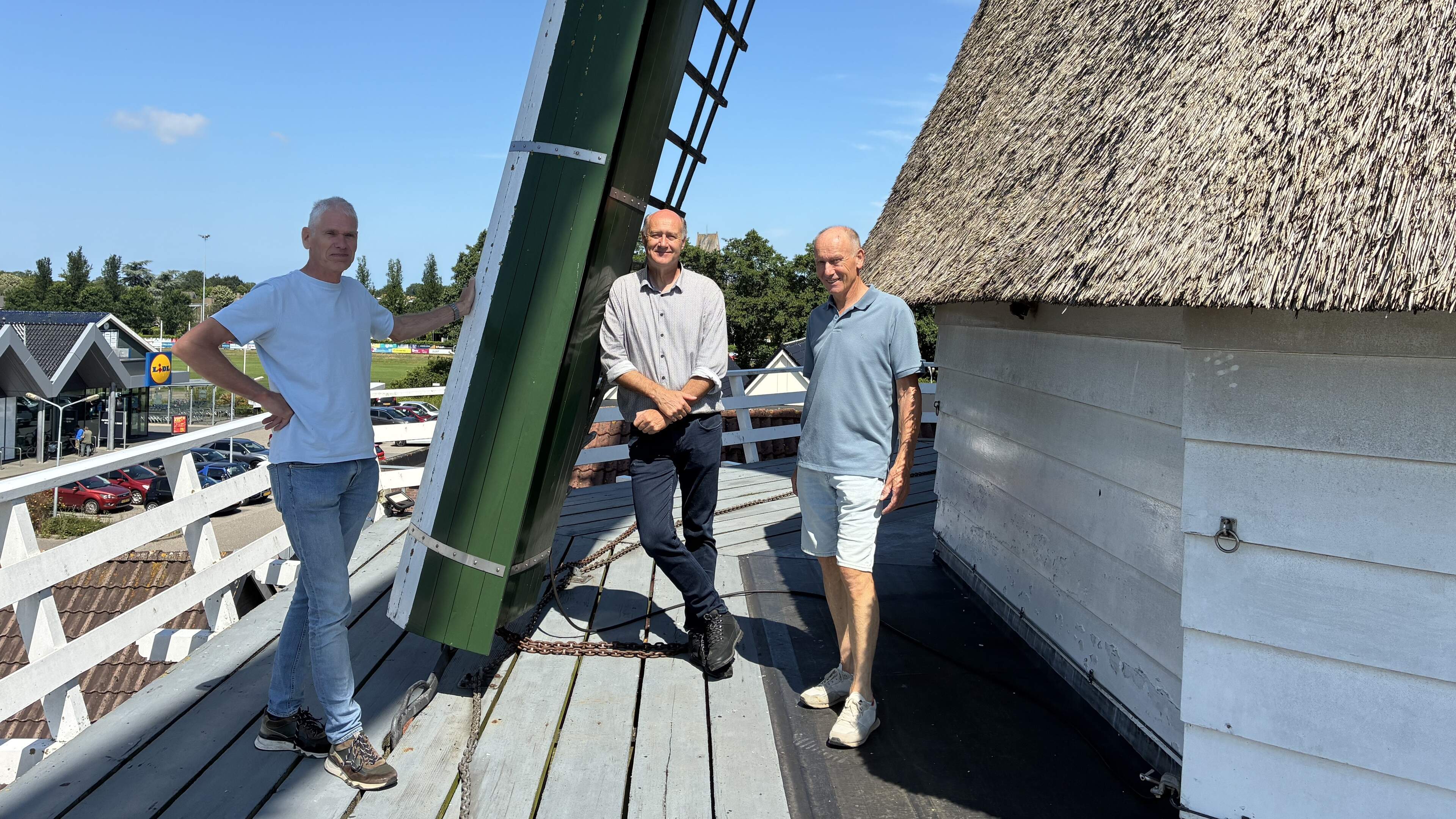 Vrijwilligers van Molen de Hoop uit Stiens malen het meel professioneel. ’Het molenaarsvirus is het 