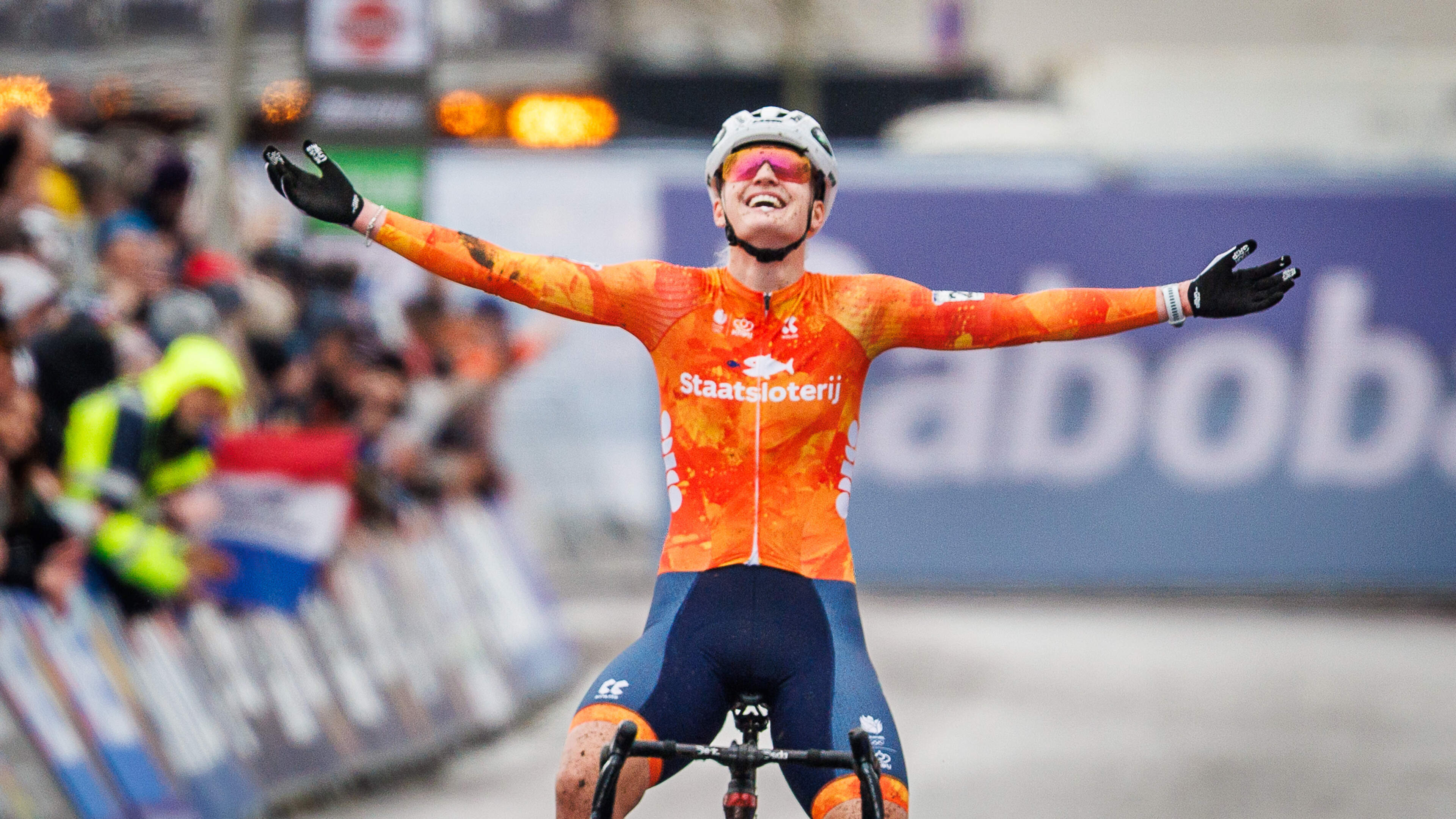 Veldrijdster Leonie Bentveld wereldkampioen bij de beloften na zenuwslopende ontknoping