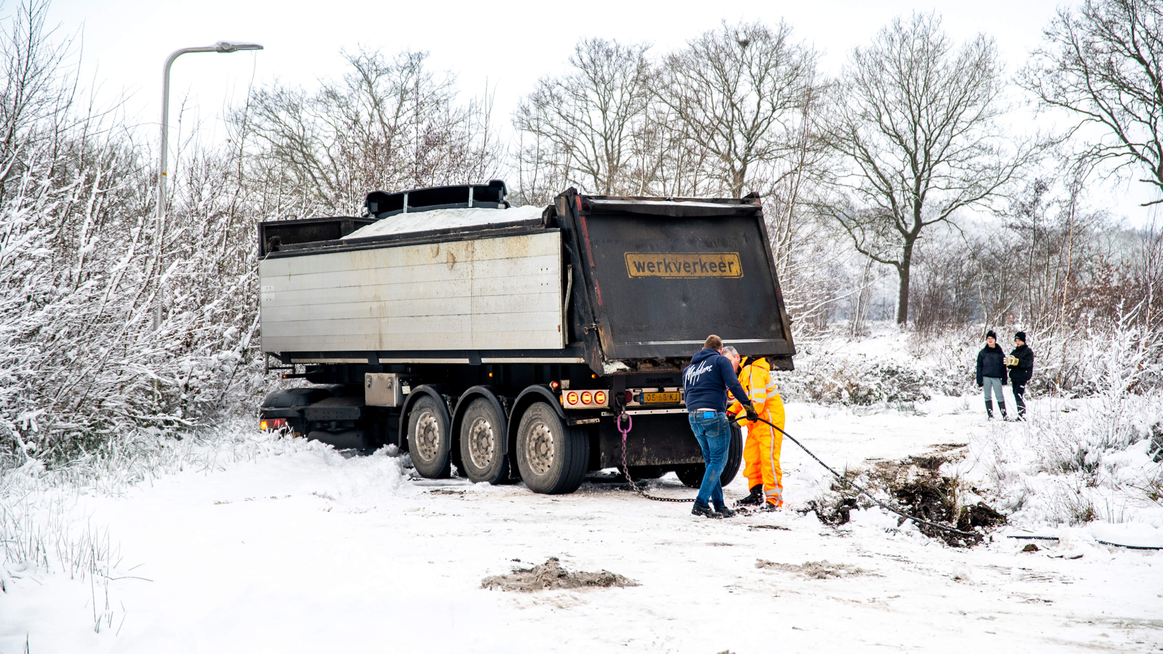 Vrachtwagen met strooizout glijdt uit bij Donkerbroek. ‘Op de binnenwegen is het niet te doen’