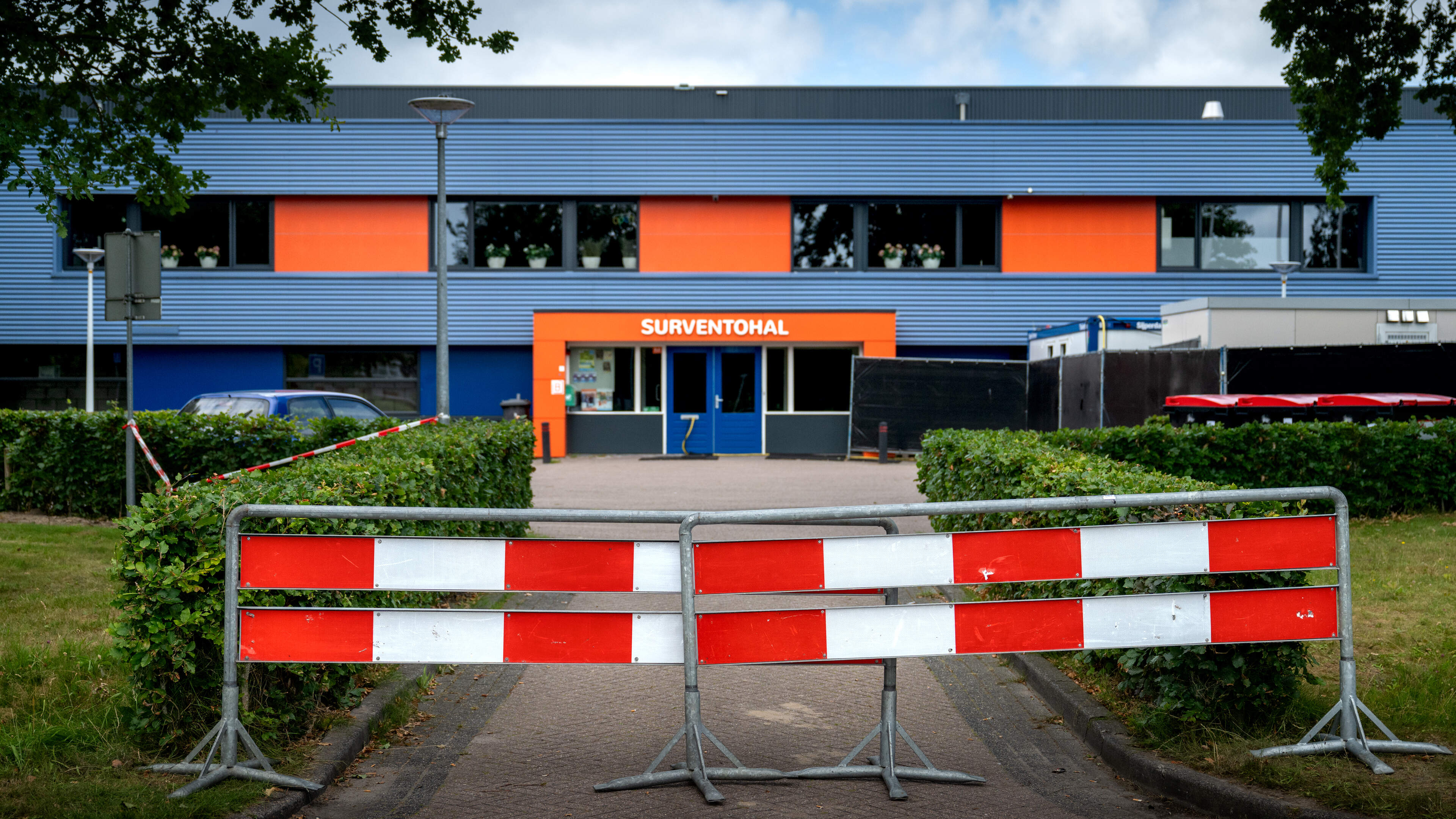 Parkeerplaats vol, Surventohal in Surhuisterveen leeg: ’Gemeente raakt in draaikolk rond nachtopvang