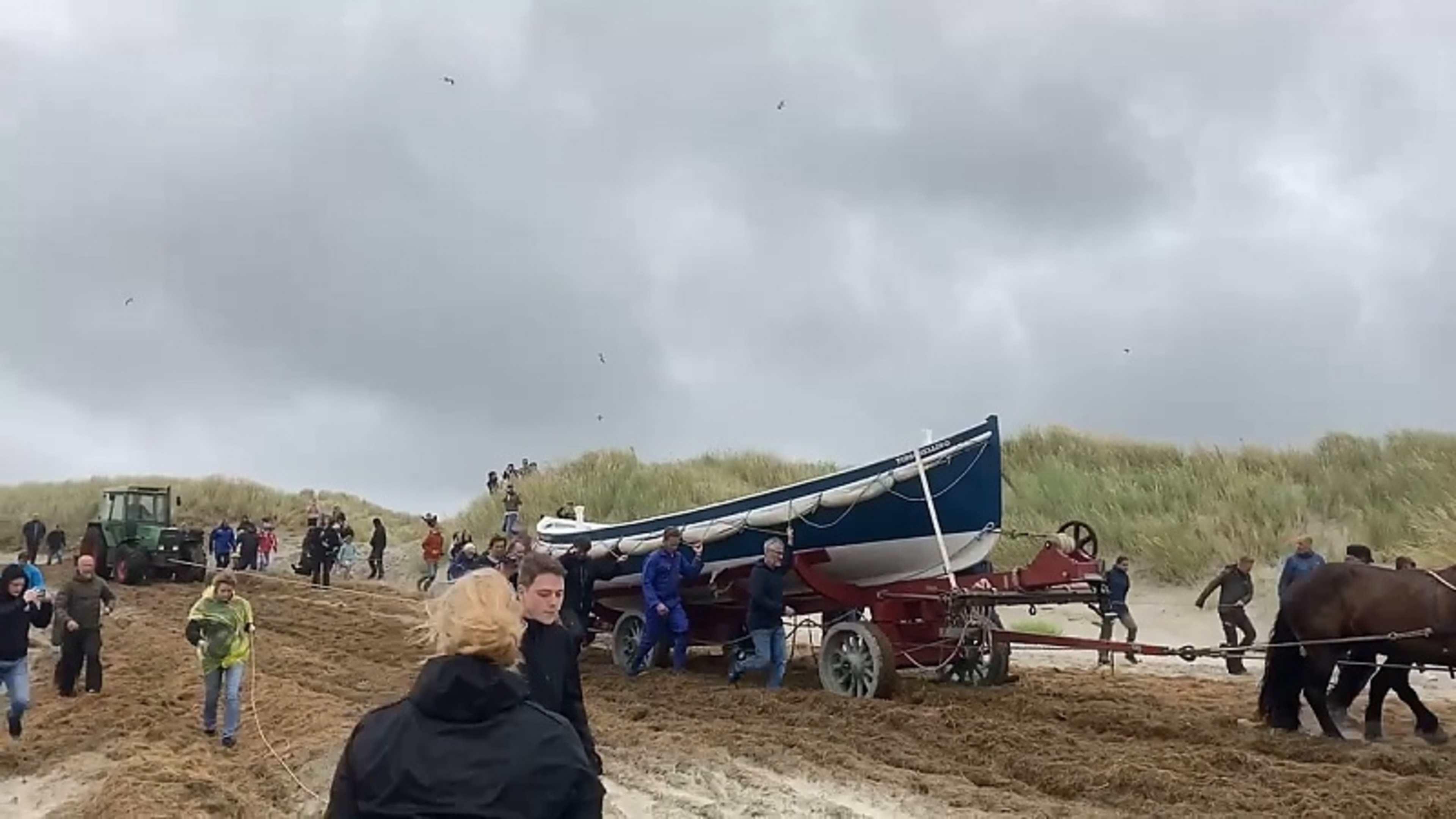 Demonstratie roeireddingboot met 8 verse paardenkrachten op Terschelling