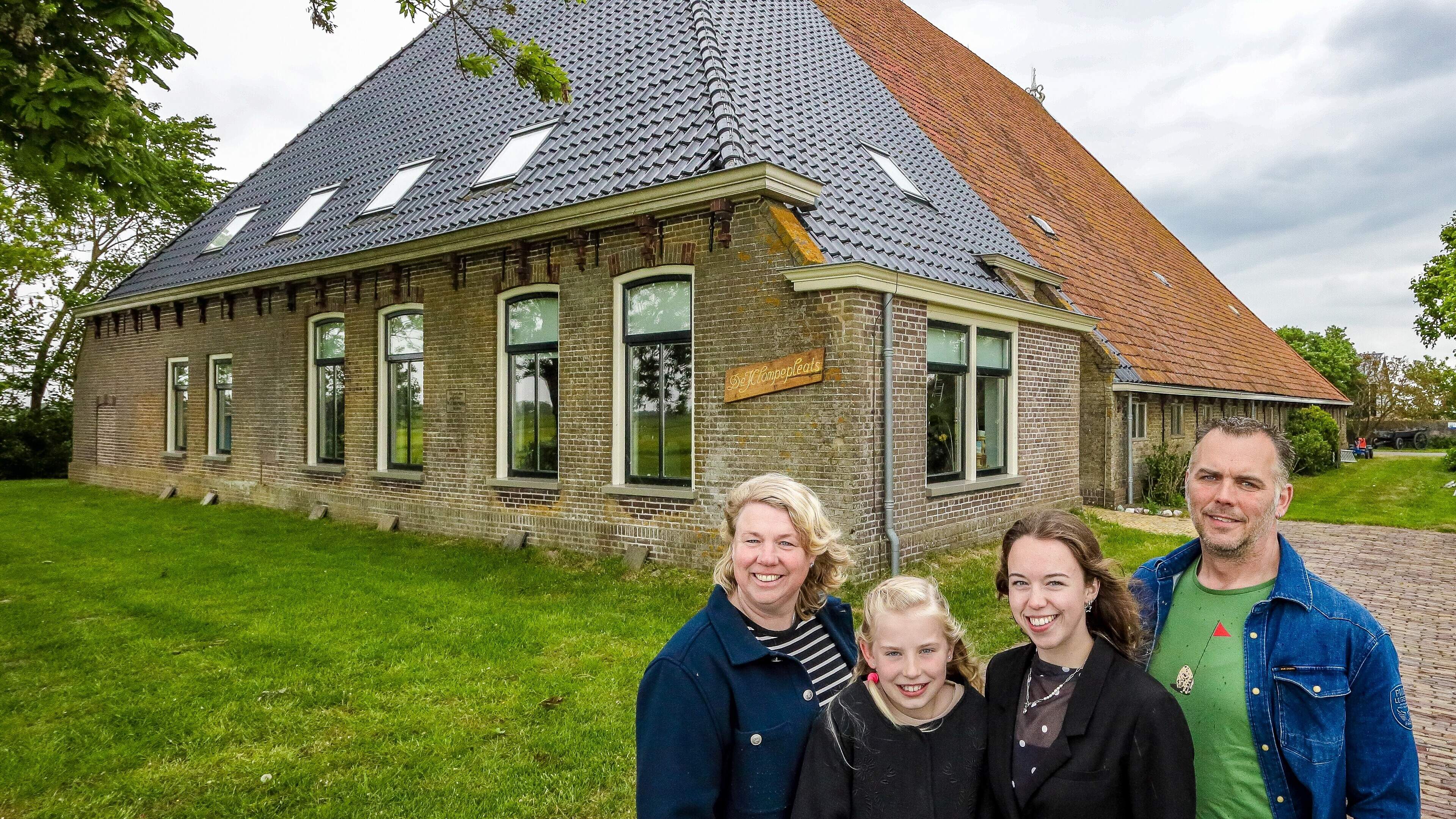 Boerderij van Auke (49) en Janke Jeltsje (47) werd ooit gekocht voor een paar klompen: ‘Dit plak lit