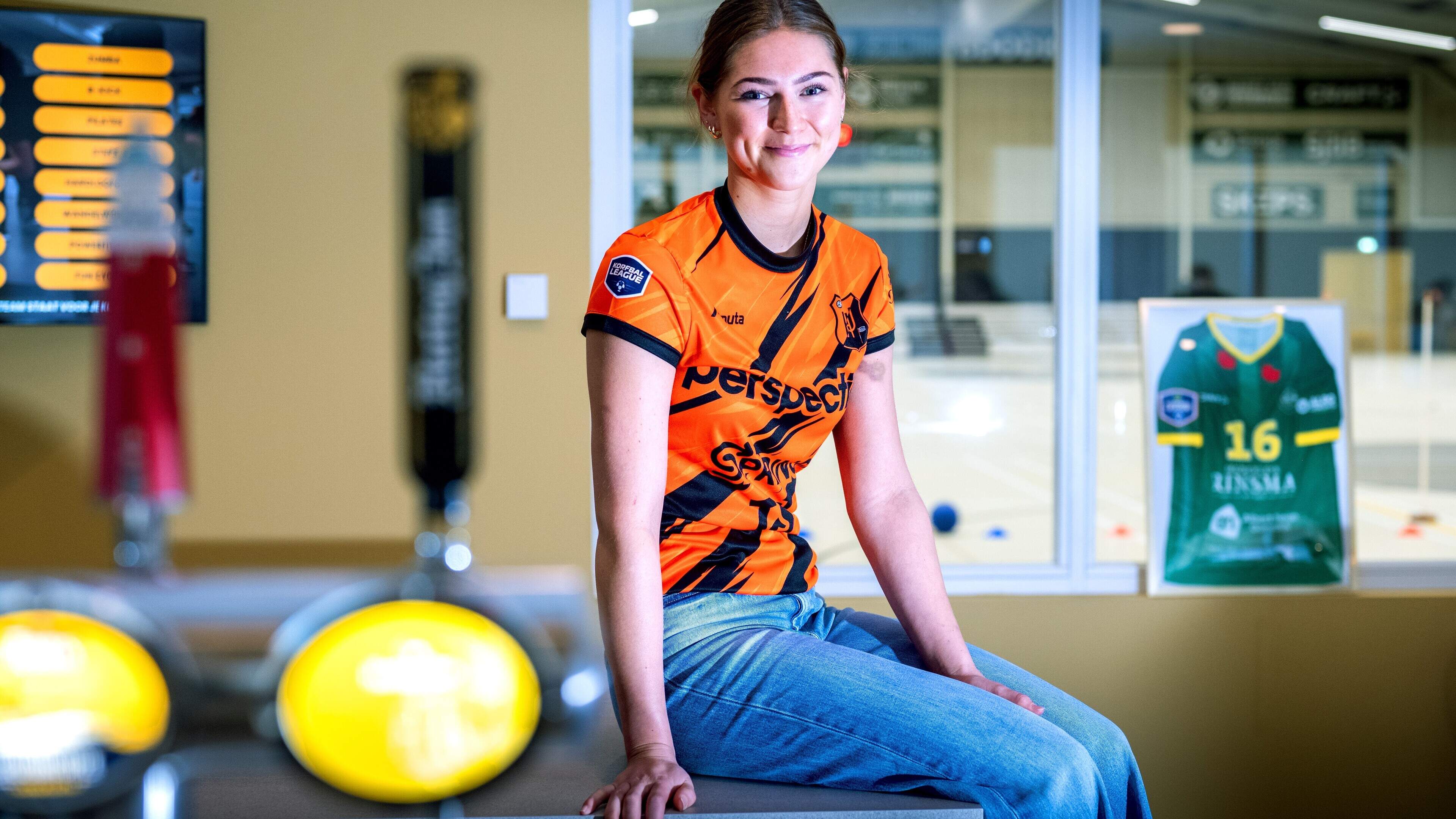 In het shirt van de tegenstander keert Femke Faber uit Wijnjewoude terug op vertrouwde korfbalgrond