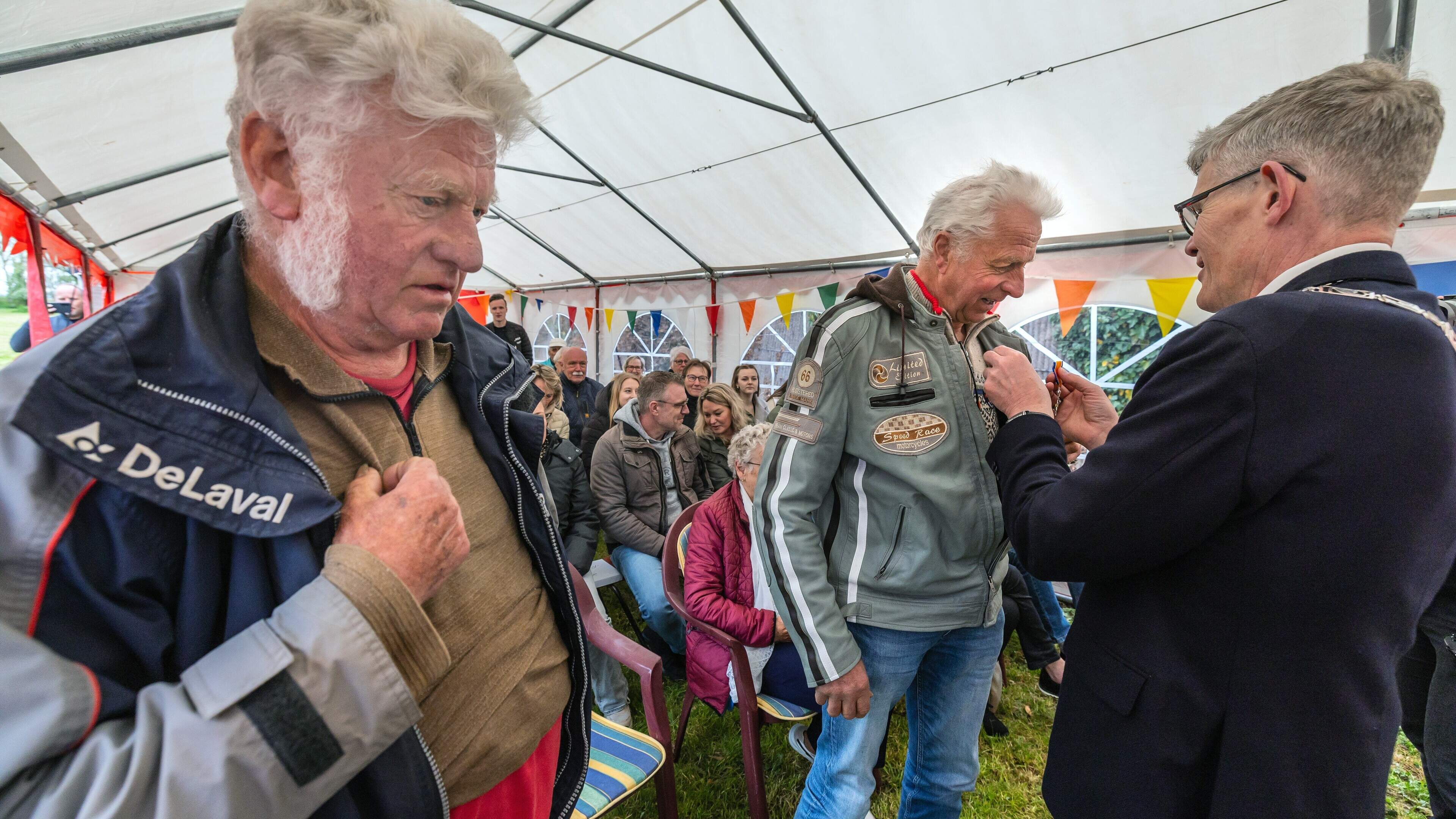 Broers Jan (73) en IJke (70) gehuldigd voor decennialange inzet voor Herbaijum