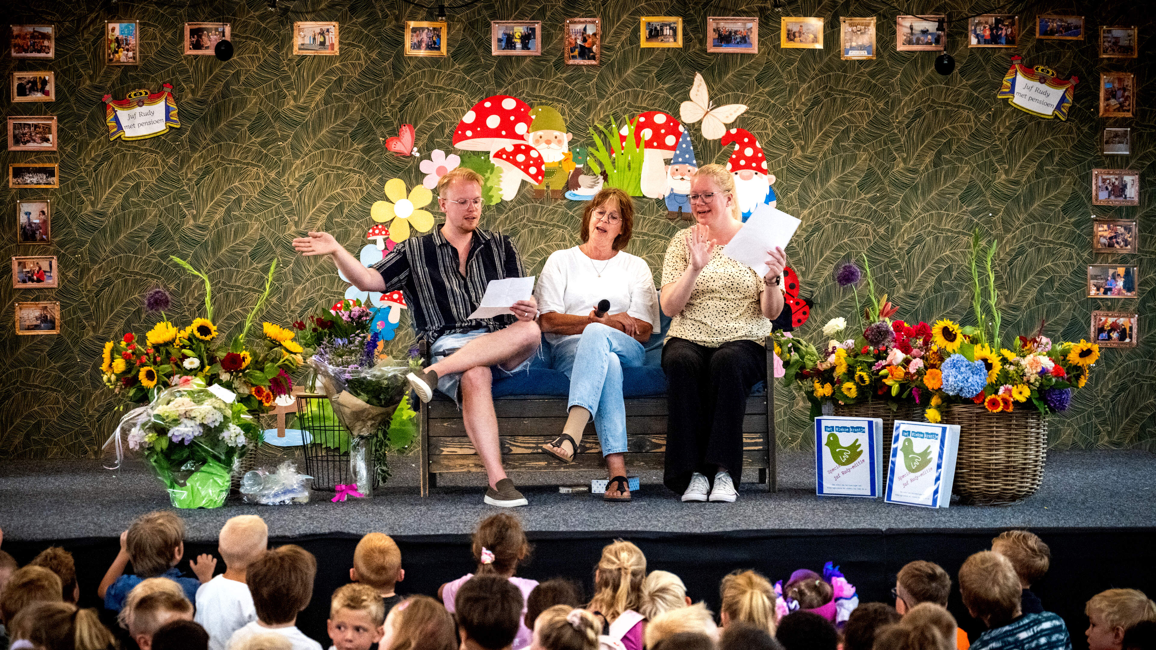 Juf Rudy uit Drachten neemt na 49 jaar afscheid. ’Hoe zij een hele school stil krijgt, vind ik magis