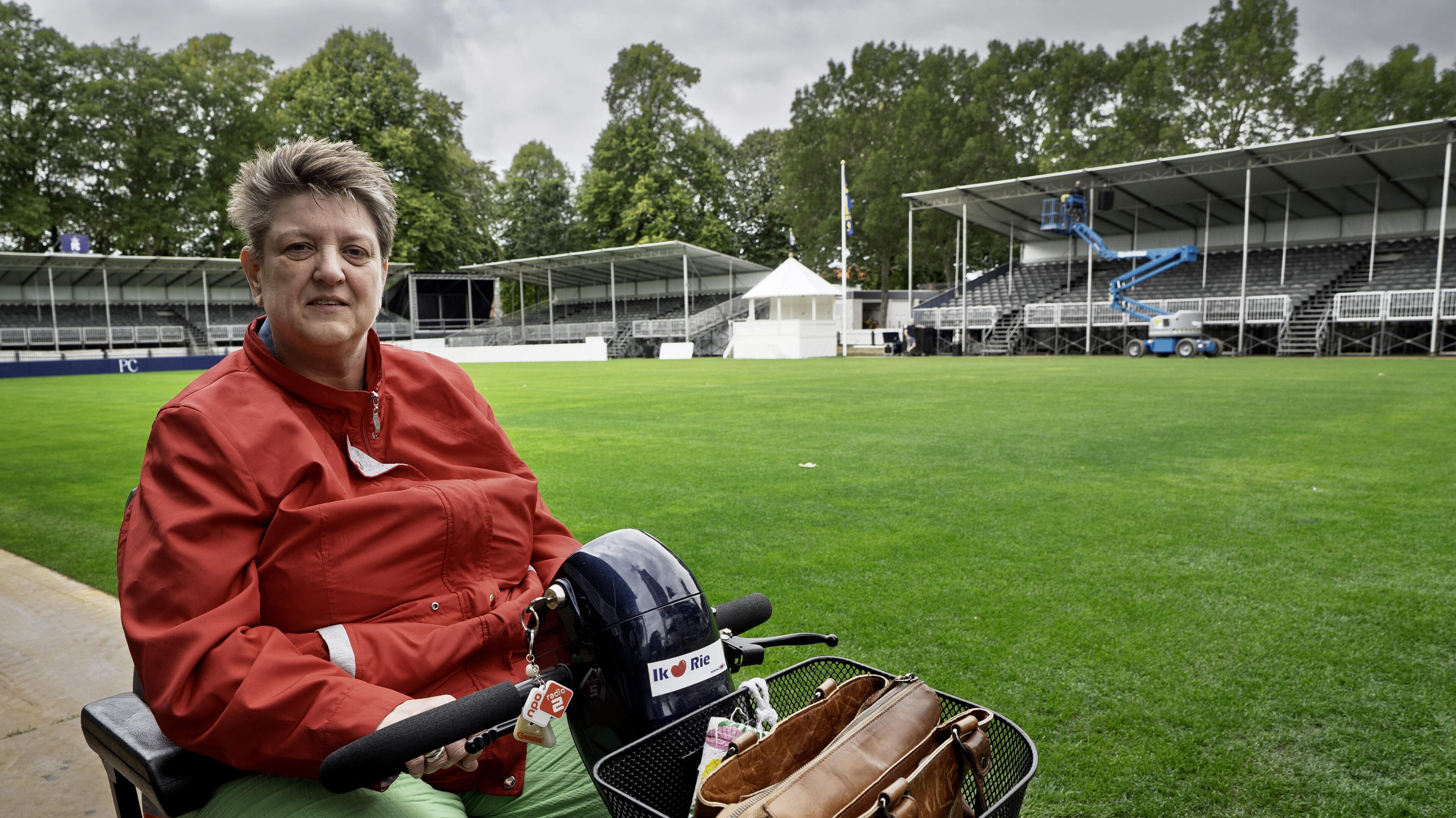 Antina (56) uit Ried slikt pillen zodat ze op de PC niet naar de wc hoeft. ’Oars giet it miskien wol