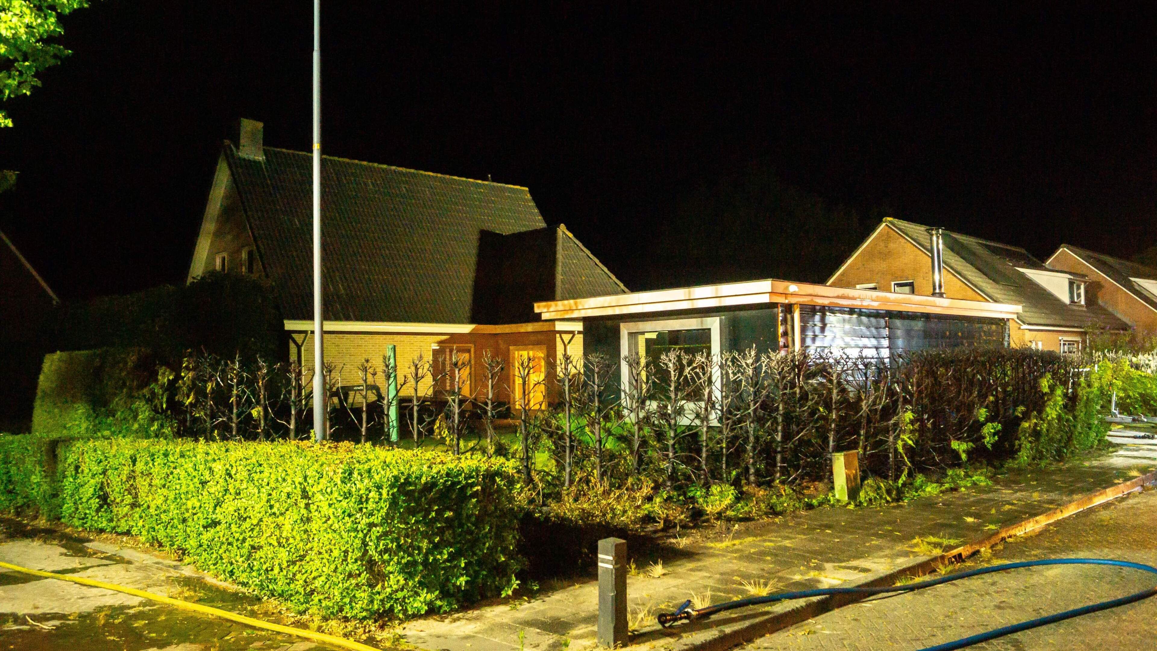 Mogelijk brand gesticht in coniferenhaag in Noardburgum & man belandt in sloot in Sint Jacobiparochi