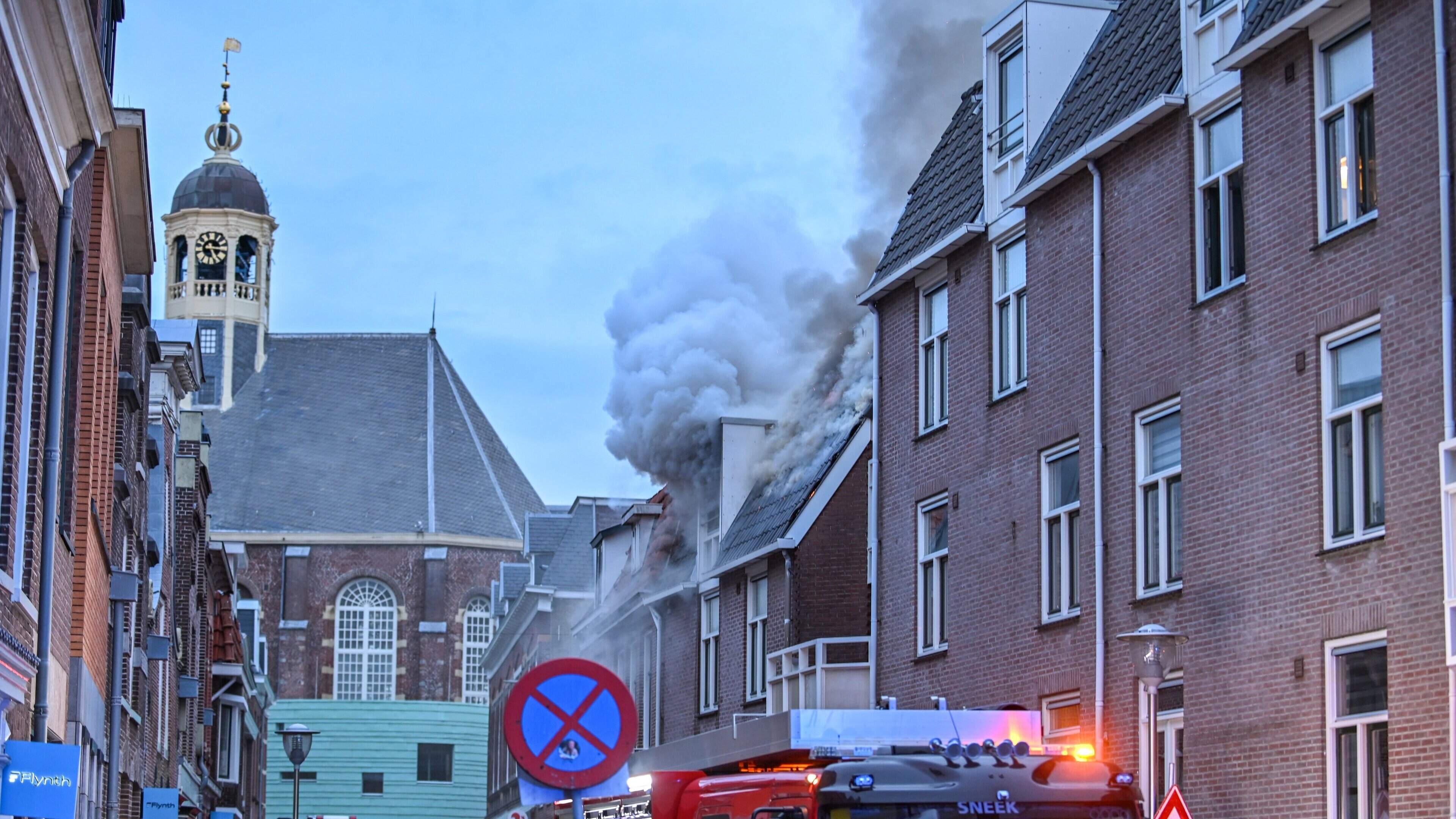 Vrouw (61) overleden na grote brand in Sneek; politie sluit misdrijf uit
