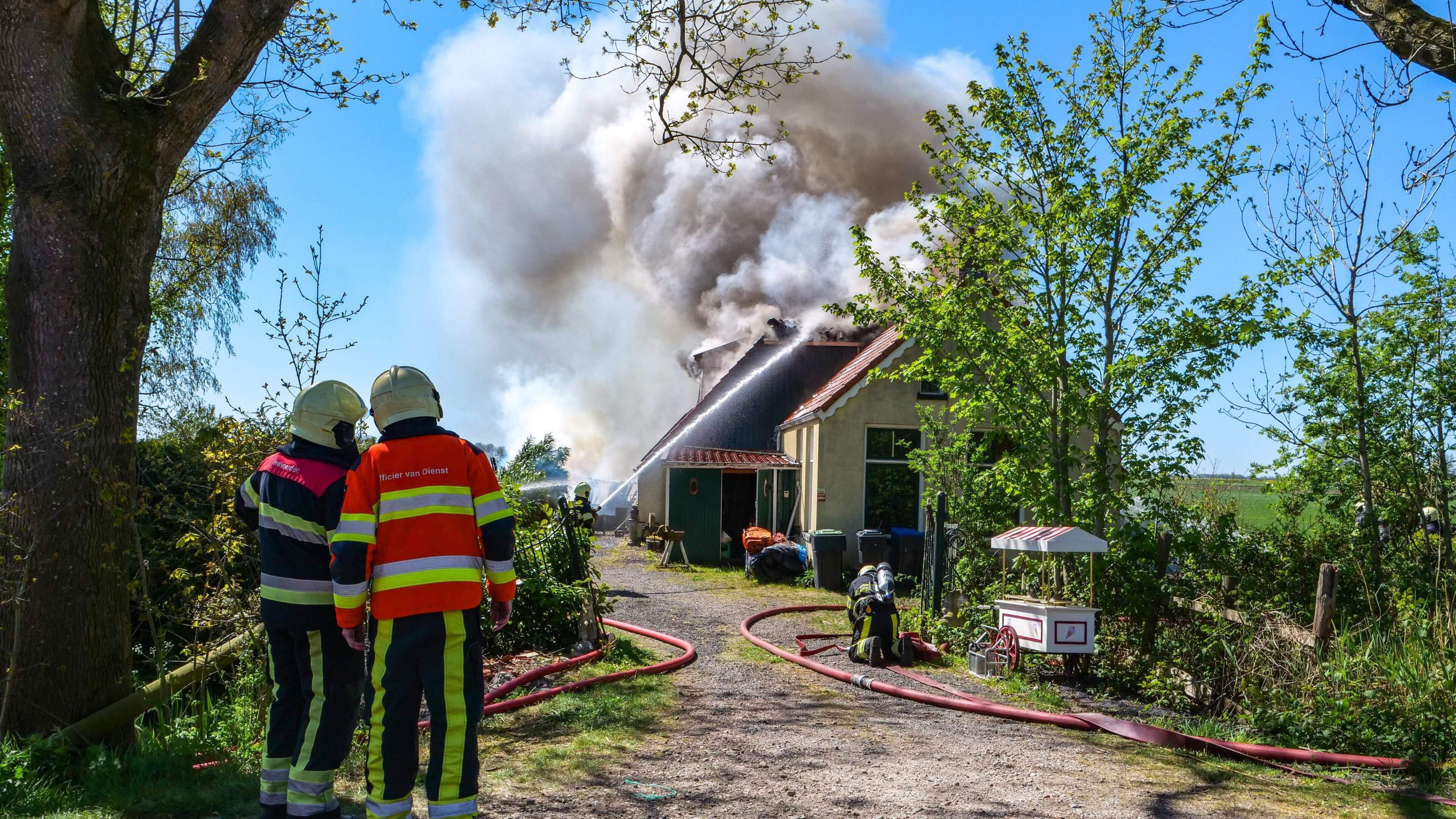 126 jaar oude woonboerderij in Terkaple tot grond toe afgebrand. Bewoner (75) ter controle naar het 