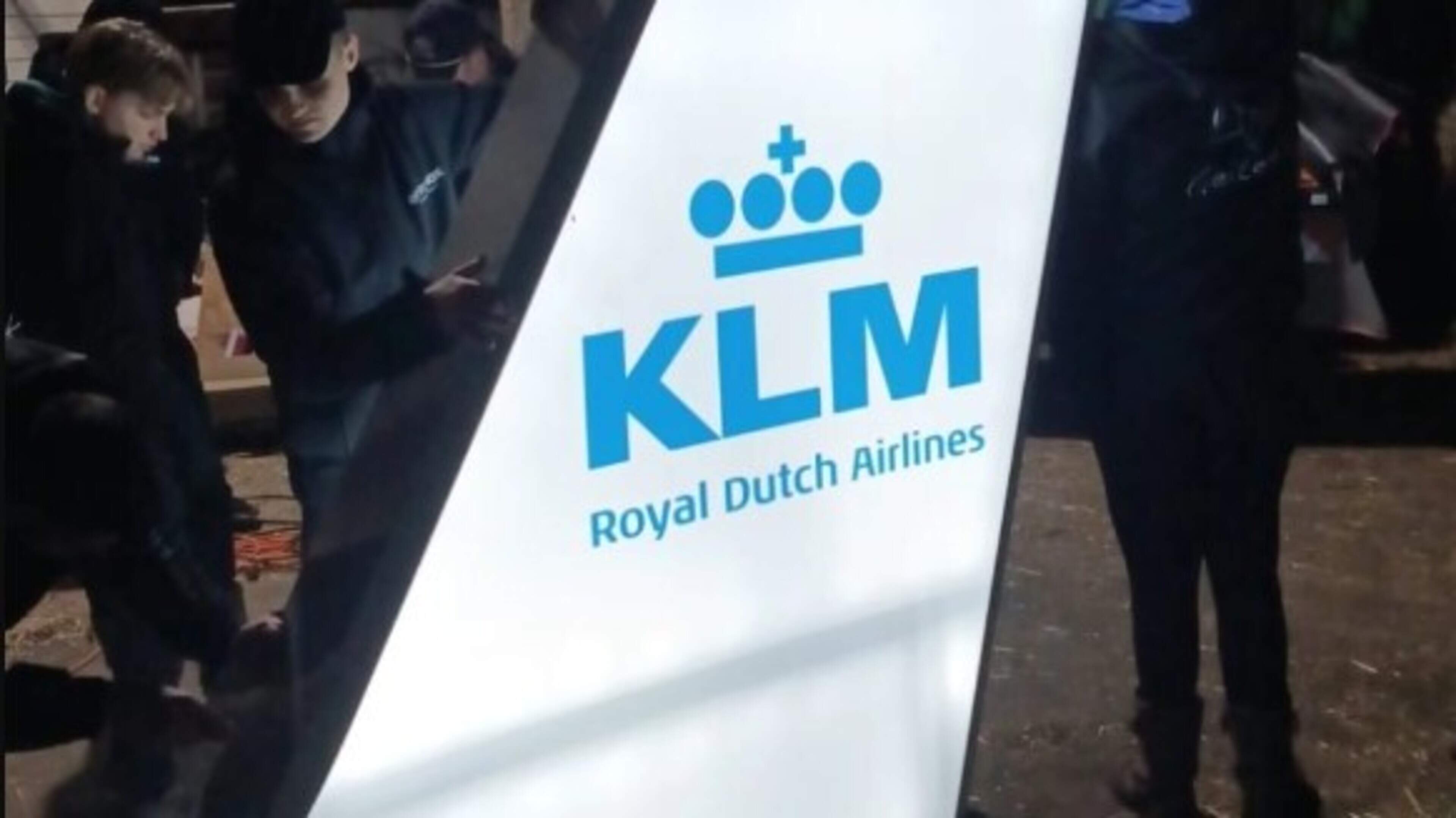 De Geitefok dit jaar zelf mikpunt van oudejaarsstunt, maar haalt óók KLM-bord naar Oldeberkoop