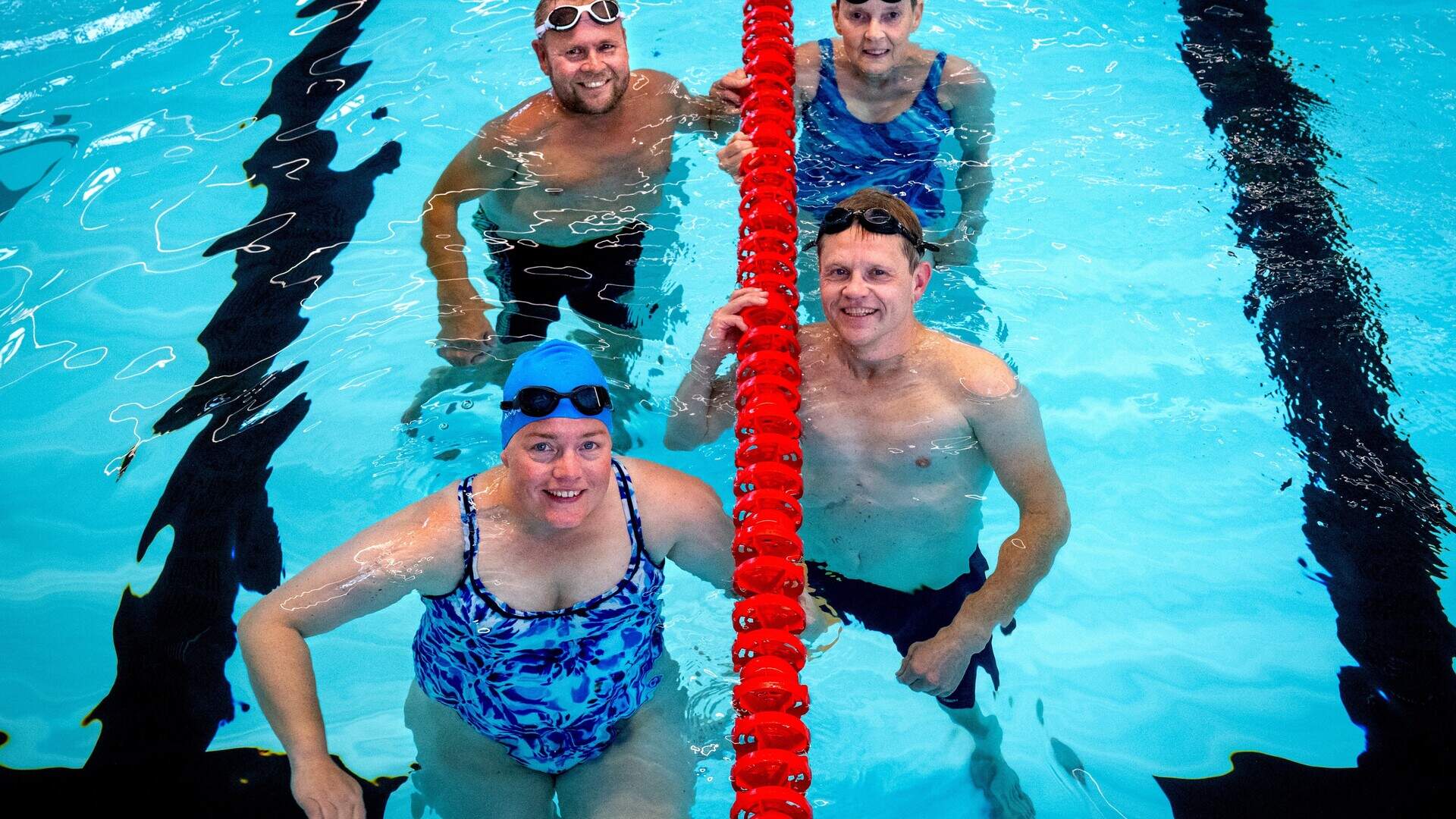 Astrid van den Bosch met de andere Friese zwemmers die meedoen aan de Transplant Games. Van linksonder met de klok mee: Astrid van den Bosch, John Wijers, Caroline Zwart en Peter Meijer.