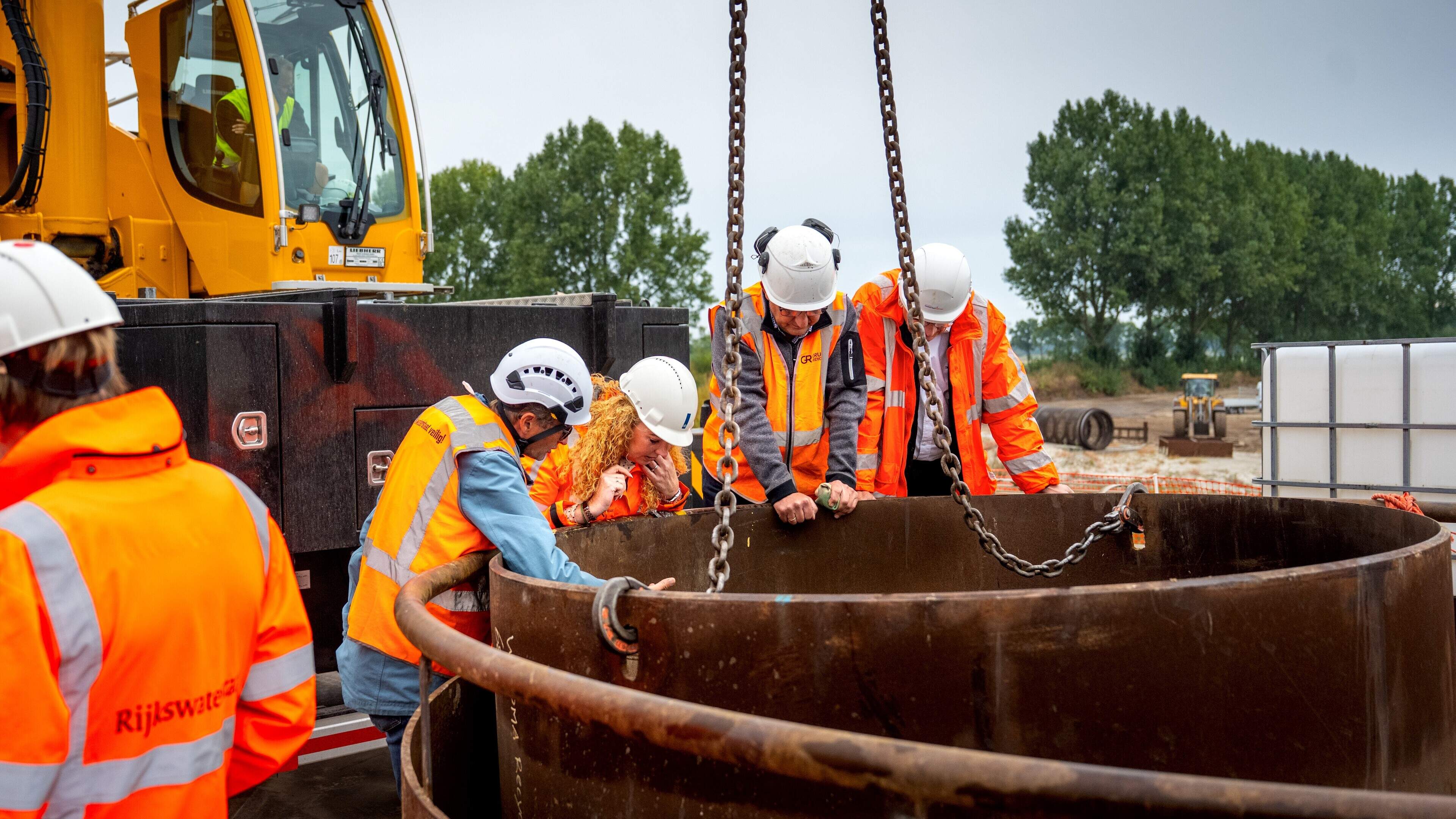 Uit het aquaduct in de A32 bij Akkrum lekt per uur 3300 liter water, maar er is hoop: ‘Wij gaan ‘m w