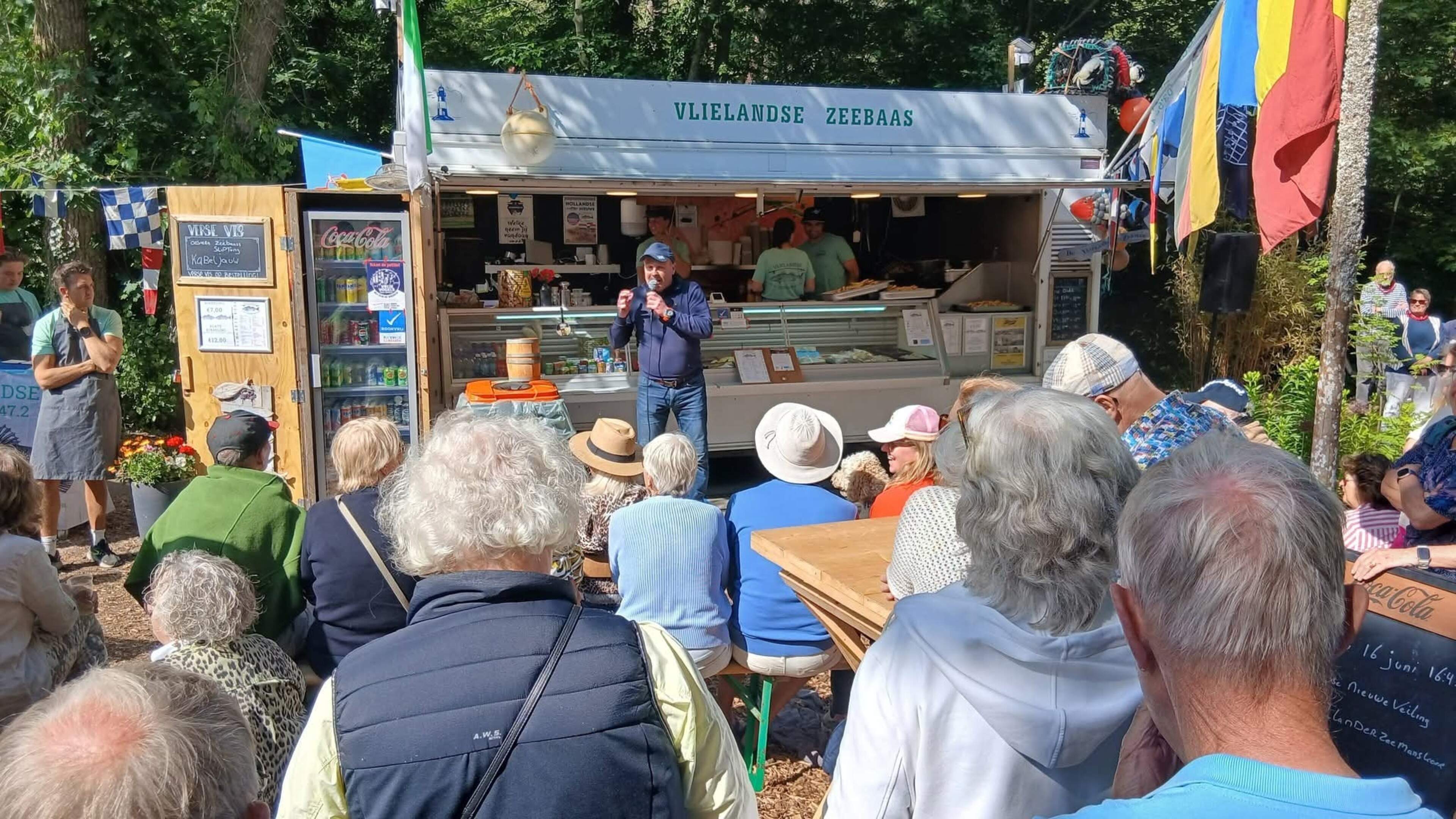 Veiling Hollandse Nieuwe levert op Vlieland recordbedrag van 6500 euro voor goed doel op
