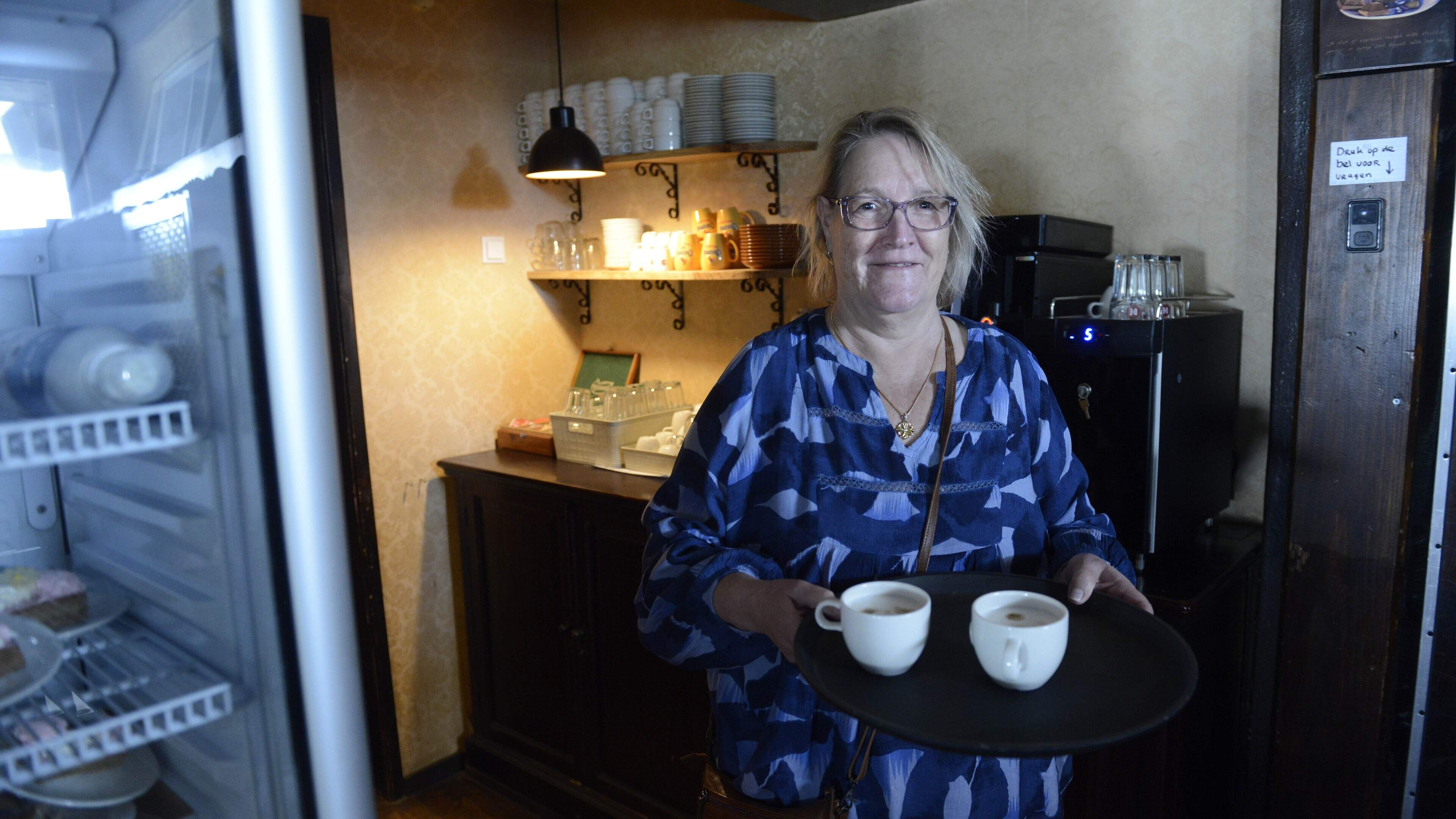 Bij dit café in Vrouwenparochie moeten klanten hun bestelling zelf halen én betalen