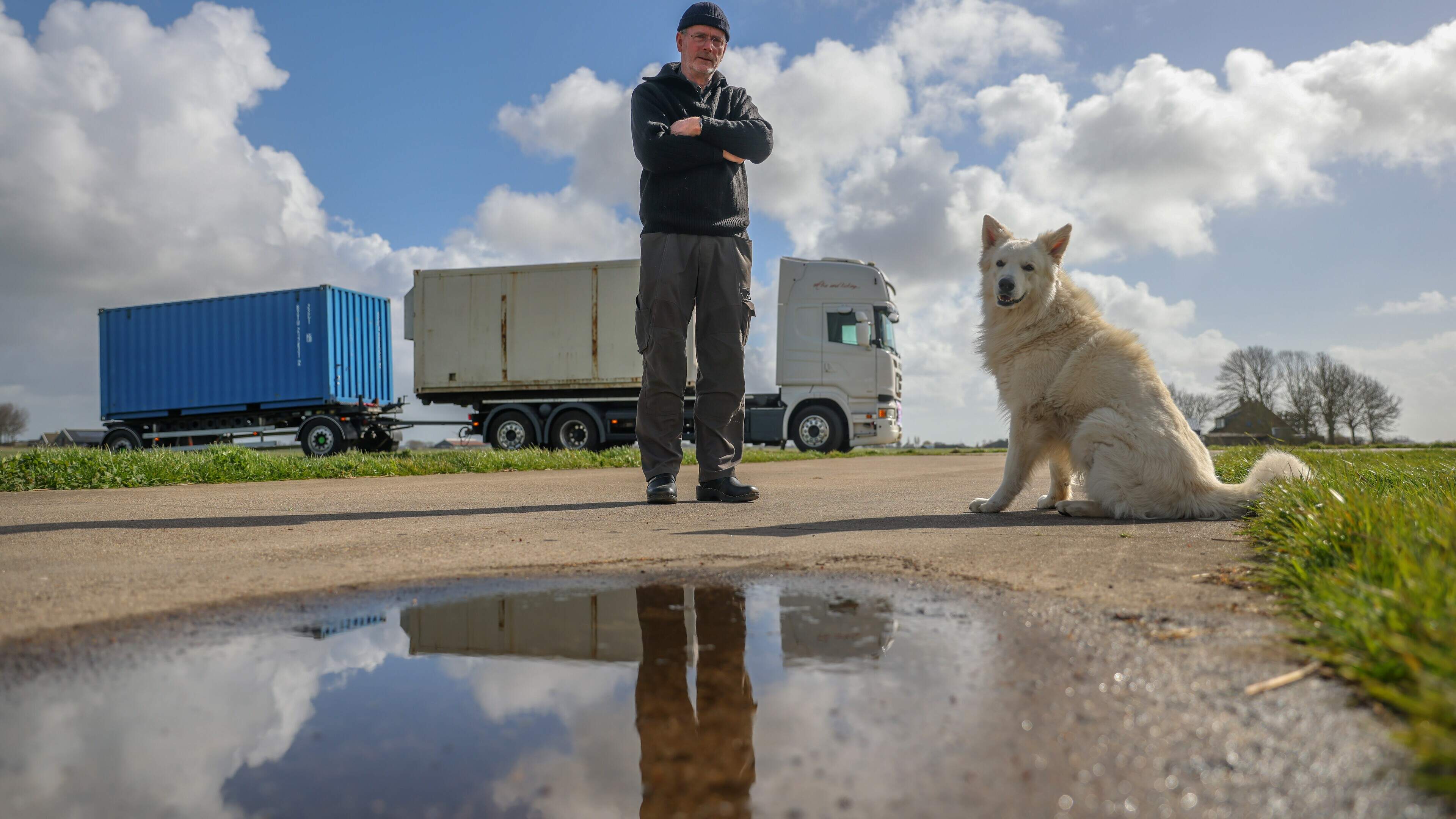 Met zijn Scania en een opgelapt aggregaat de oorlog in: Yme (73) uit Allingawier helpt Oekraïne