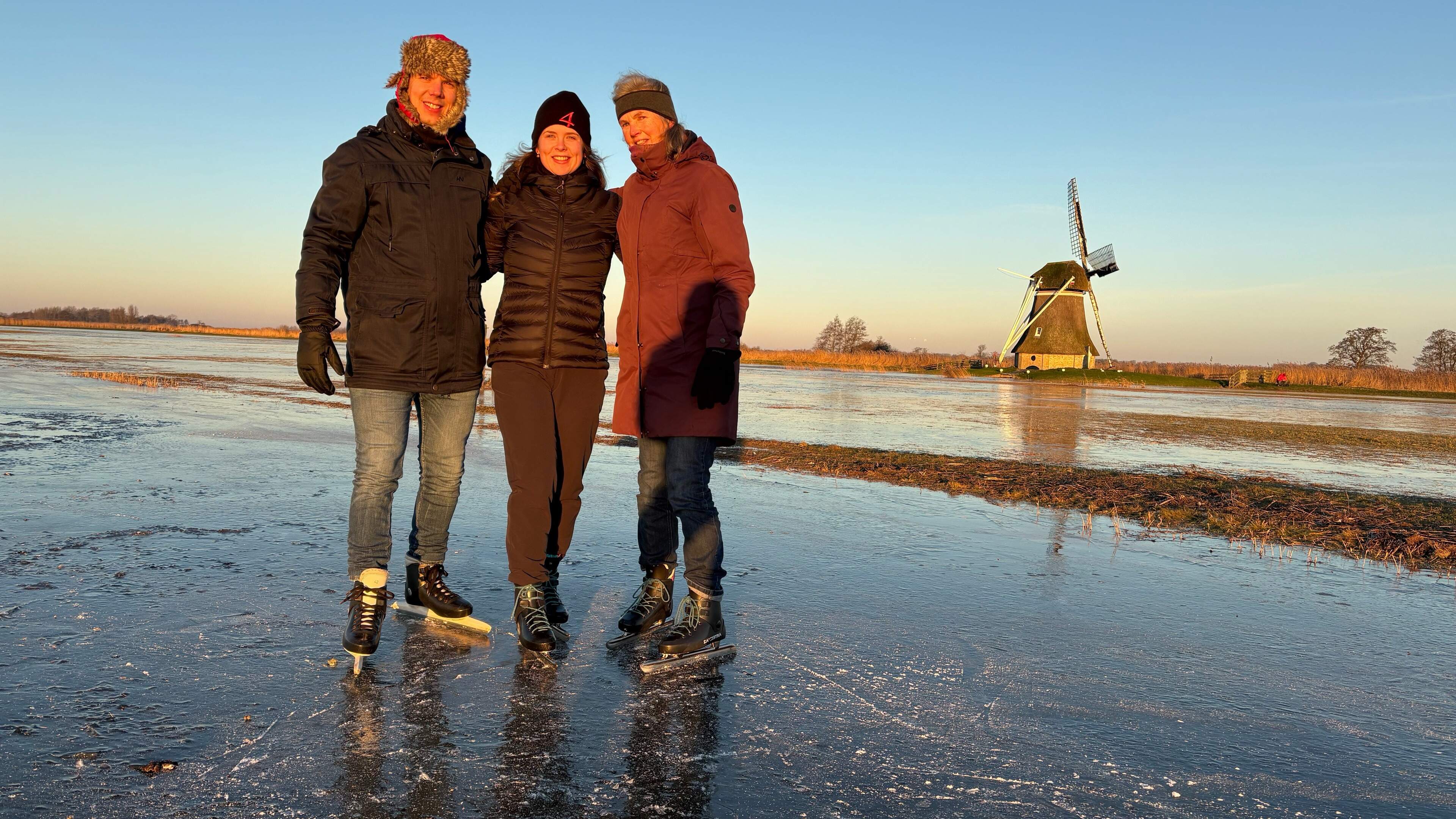 Schaatsers in Ryptsjerk blij verrast door stevige ijsvloer met kerst: ook op andere plekken is er vo