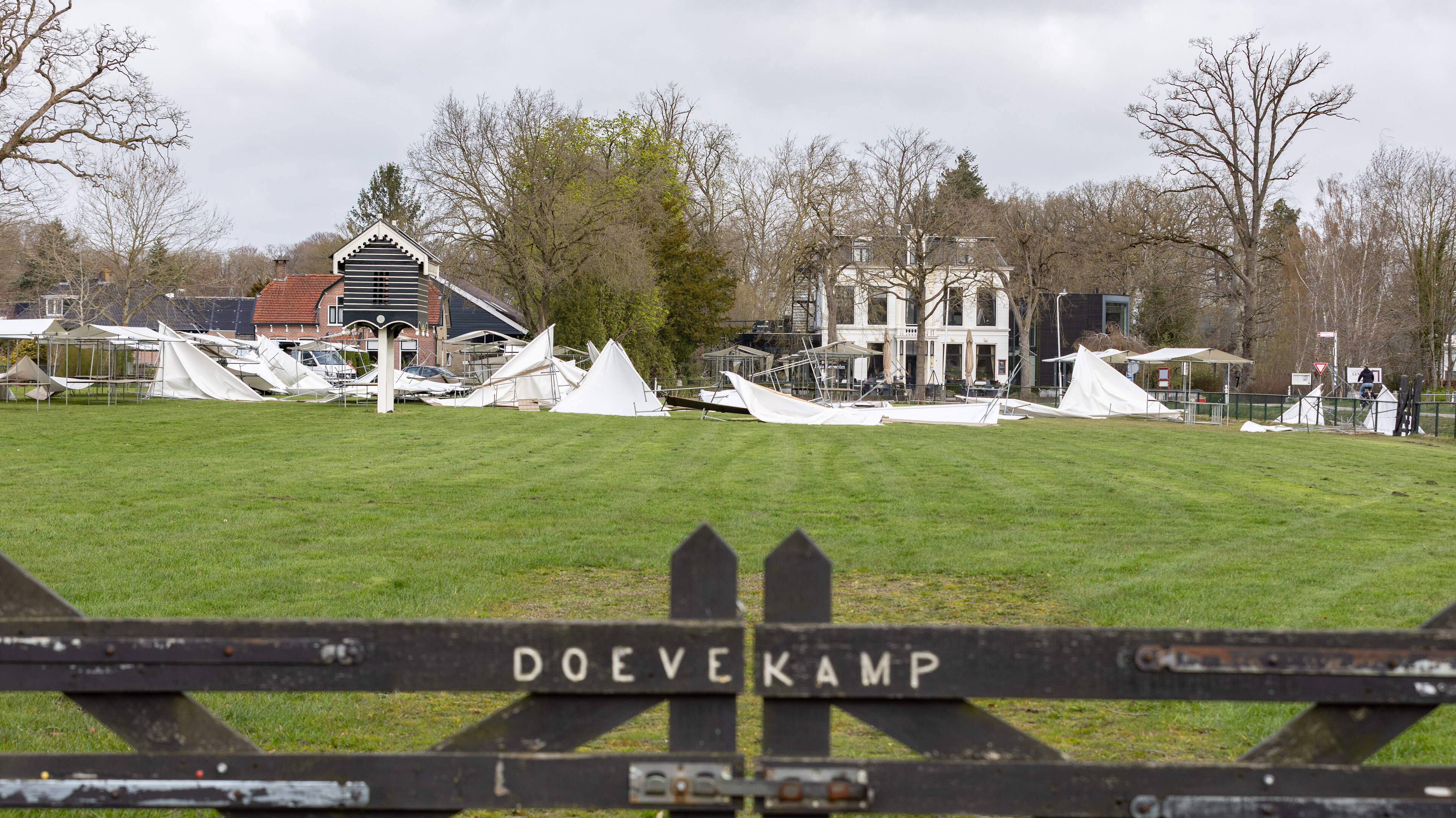 Harde wind blaast marktkramen omver: paasfair Wollig Landleven in Oldeberkoop afgelast