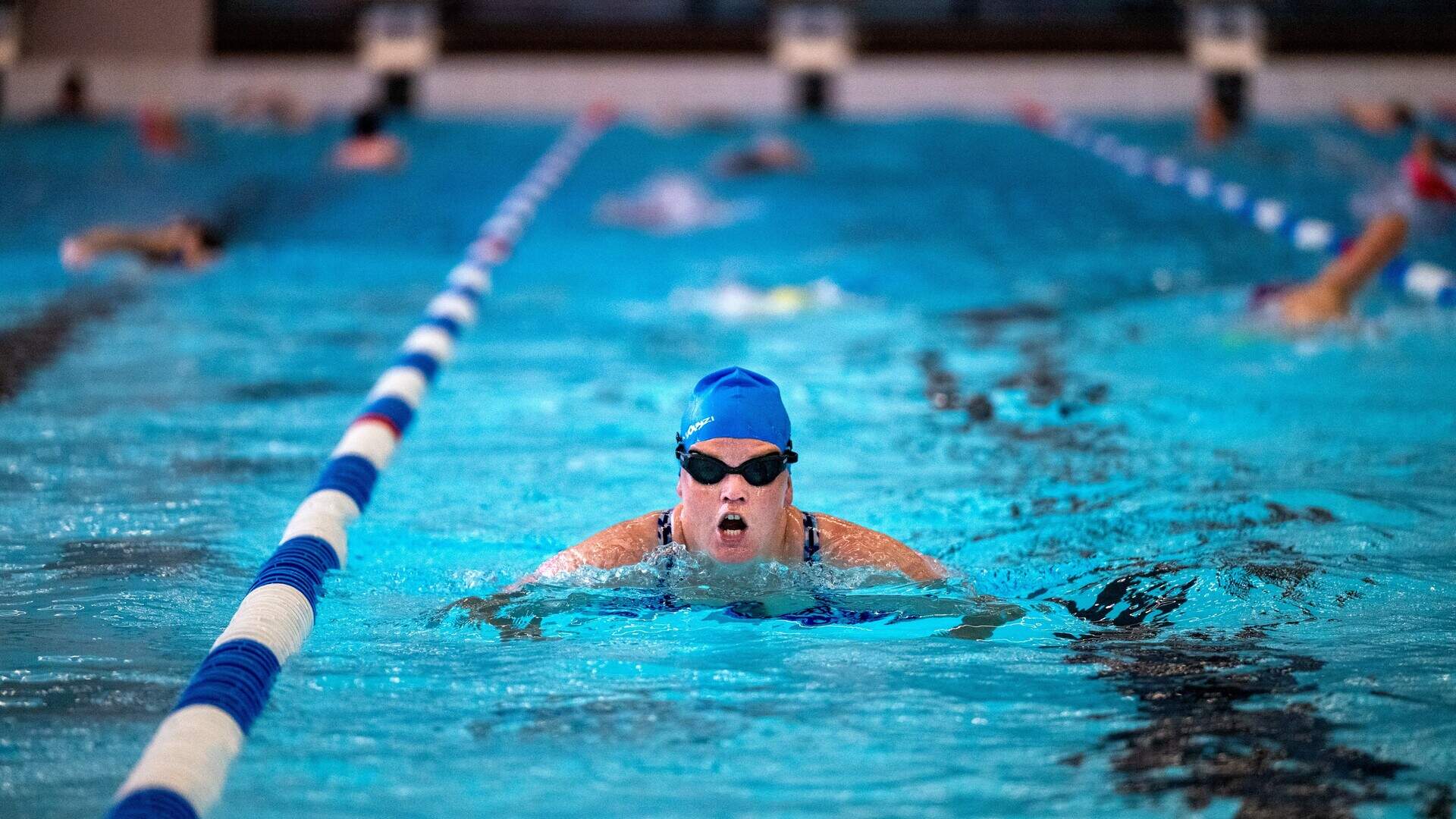 Astrid van den Bosch traint drie keer per week in zwembad De Welle in Drachten. 