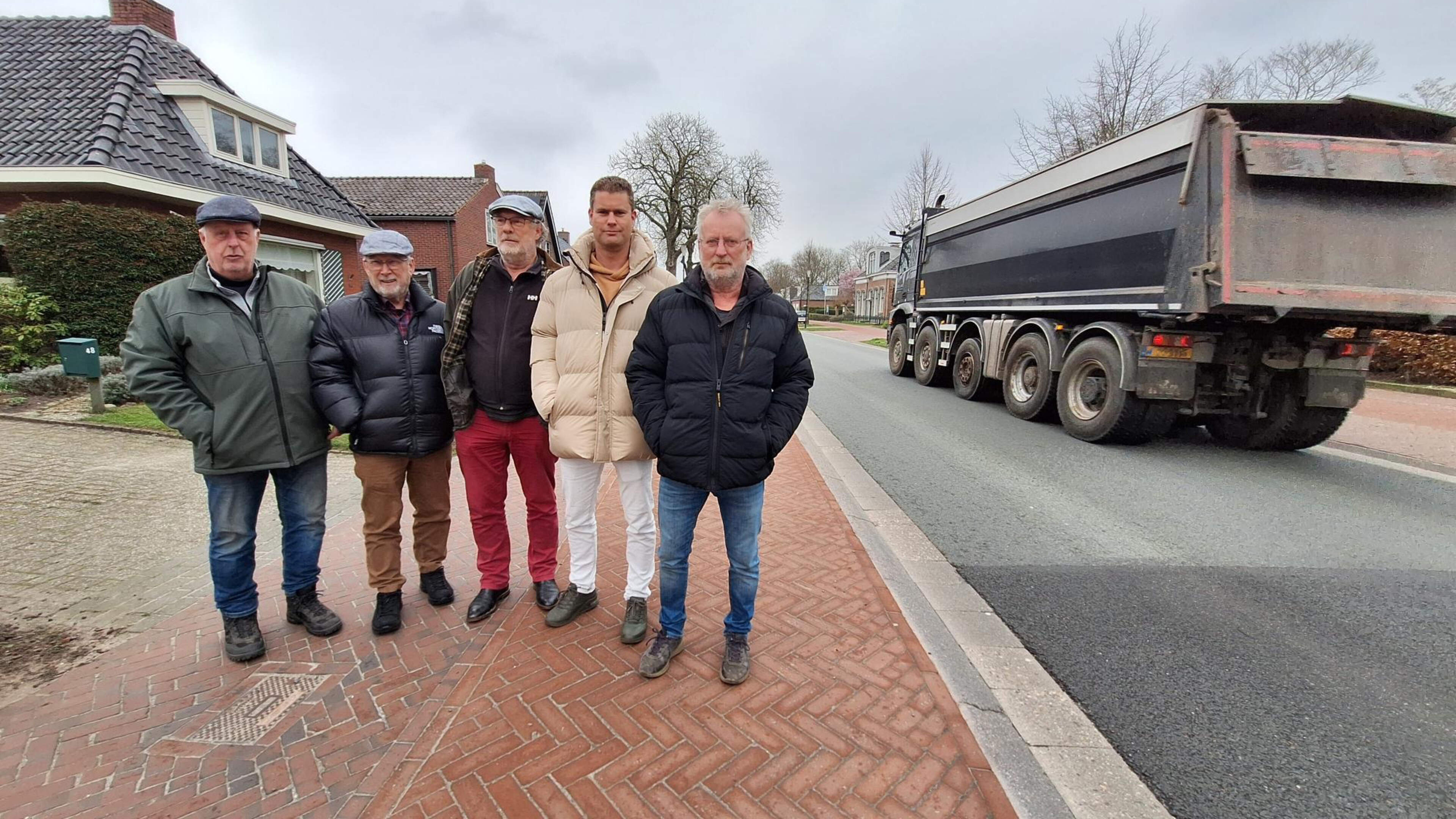 Doorgaande weg in Surhuisterveen zorgt voor onveiligheid, vindt deze werkgroep. ‘’t Is net de A7’