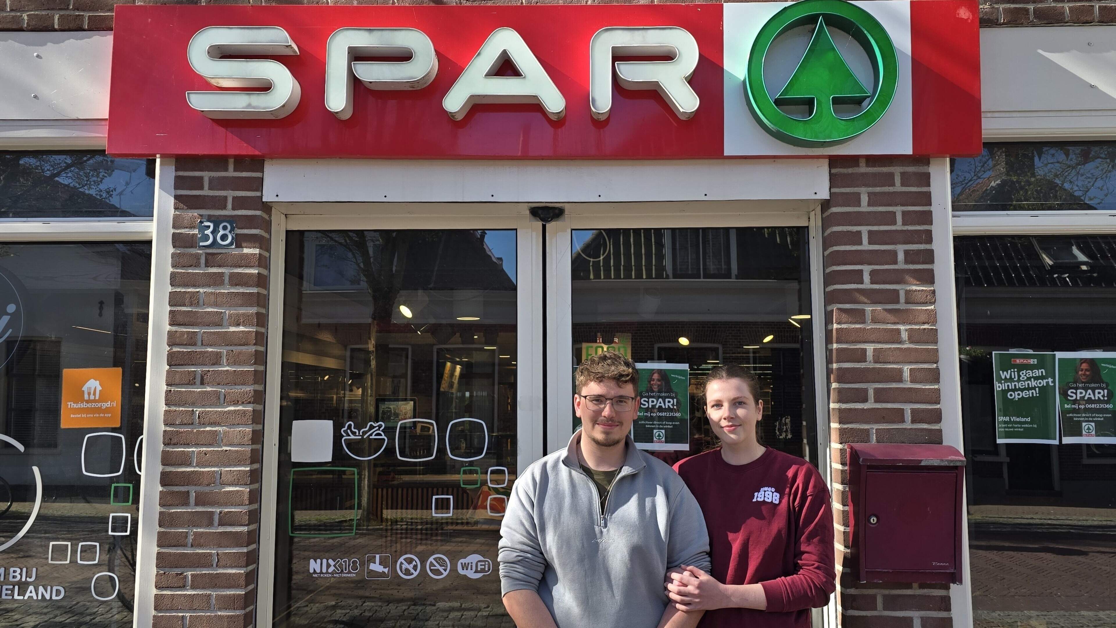 Thomas (25) en Maria (22) uit Woudsend blazen de Spar op Vlieland nieuw leven in