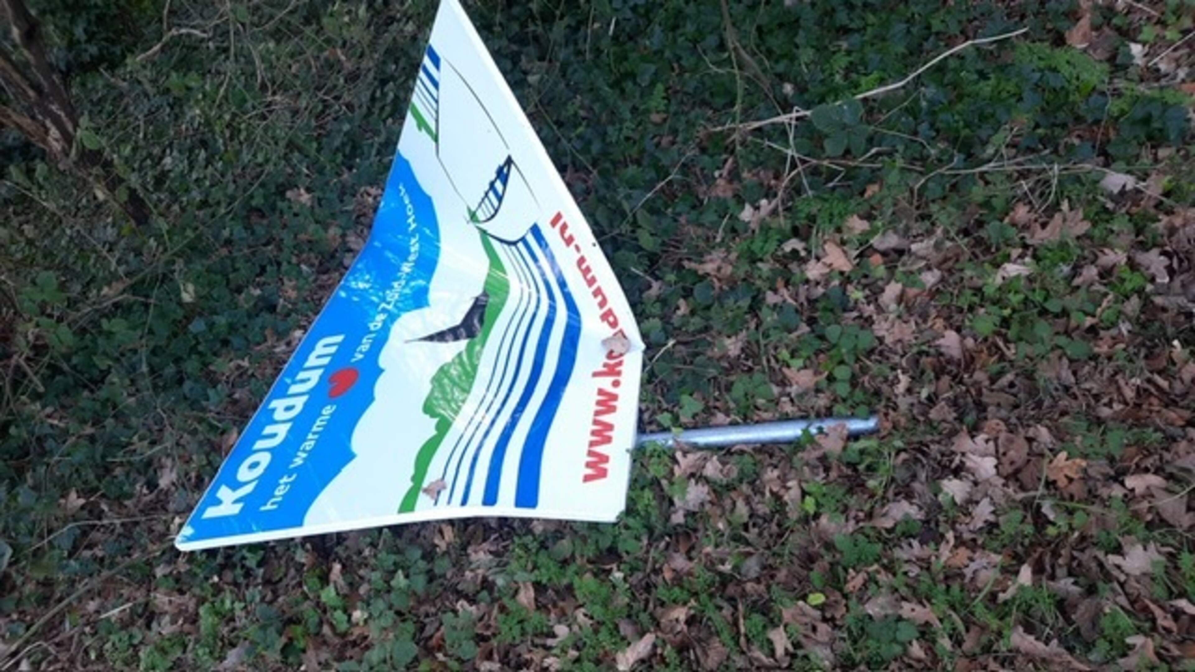 Welkomstborden Koudum vernield